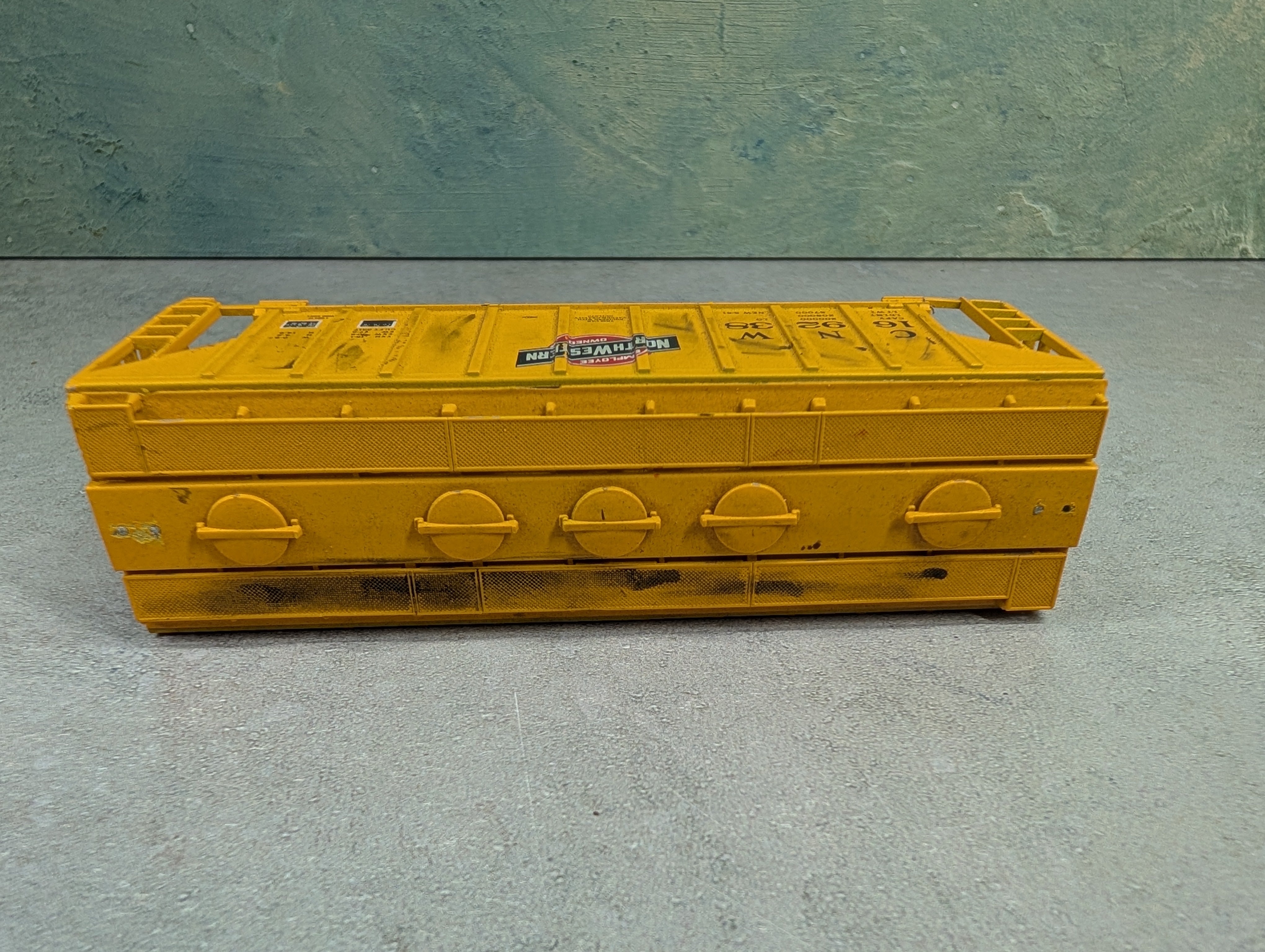 USED Walthers HO Scale 100 Ton Cement Covered Hopper Chicago & North Western CNW #169238 Weathering