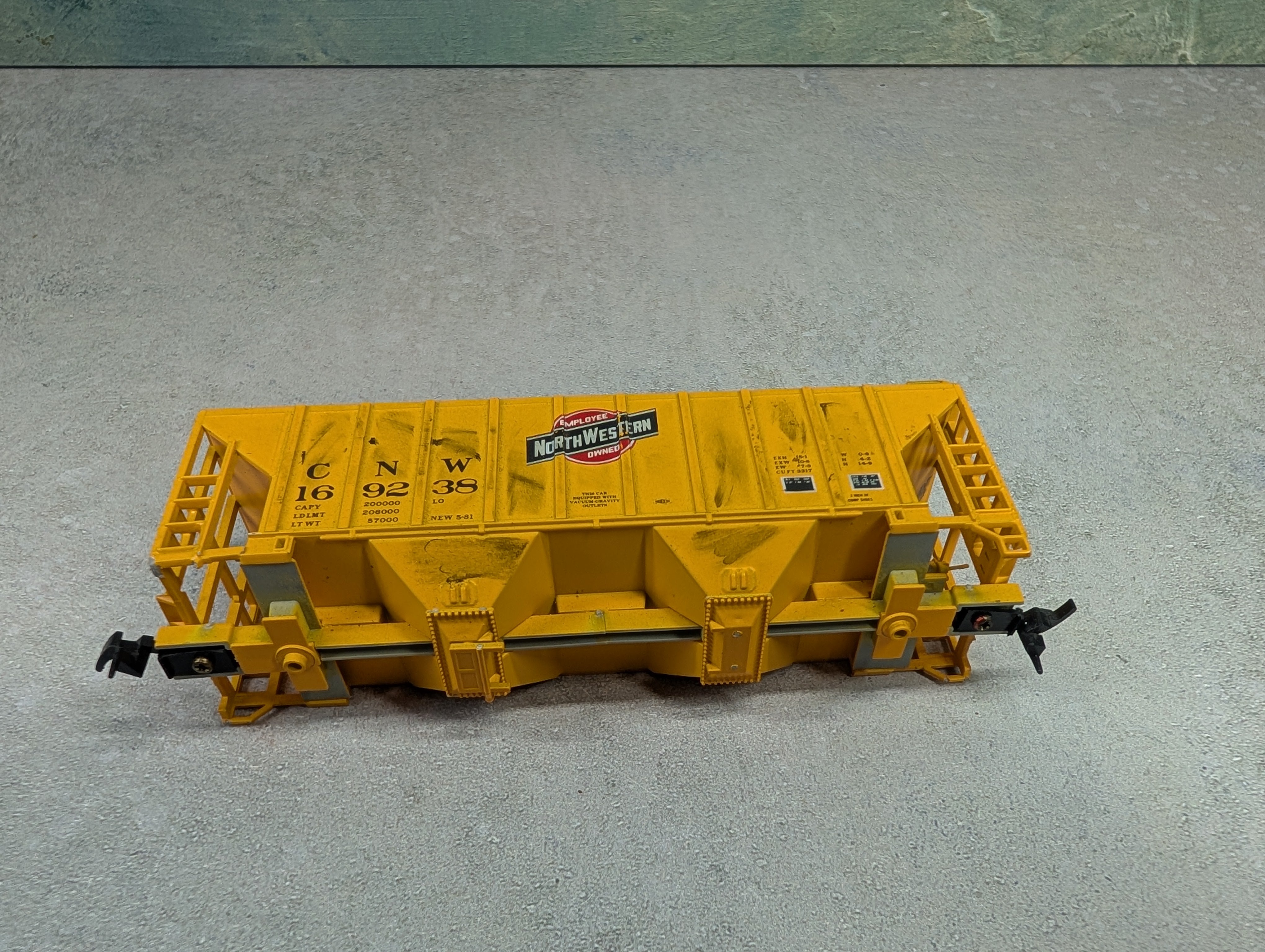 USED Walthers HO Scale 100 Ton Cement Covered Hopper Chicago & North Western CNW #169238 Weathering