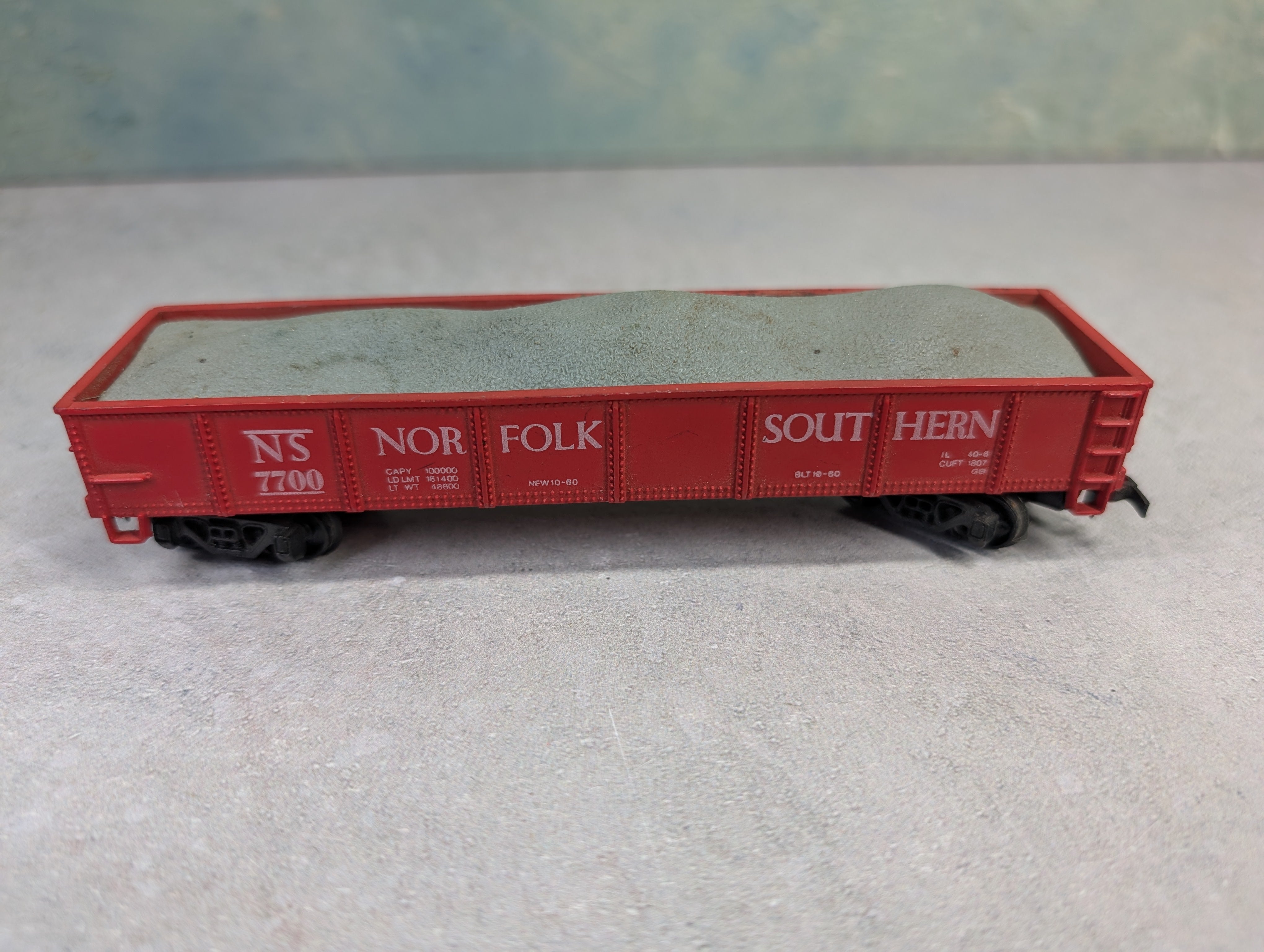 USED AHM HO Scale 40' Flat Car Norfolk Southern Original #7700 w/ Rock Load
