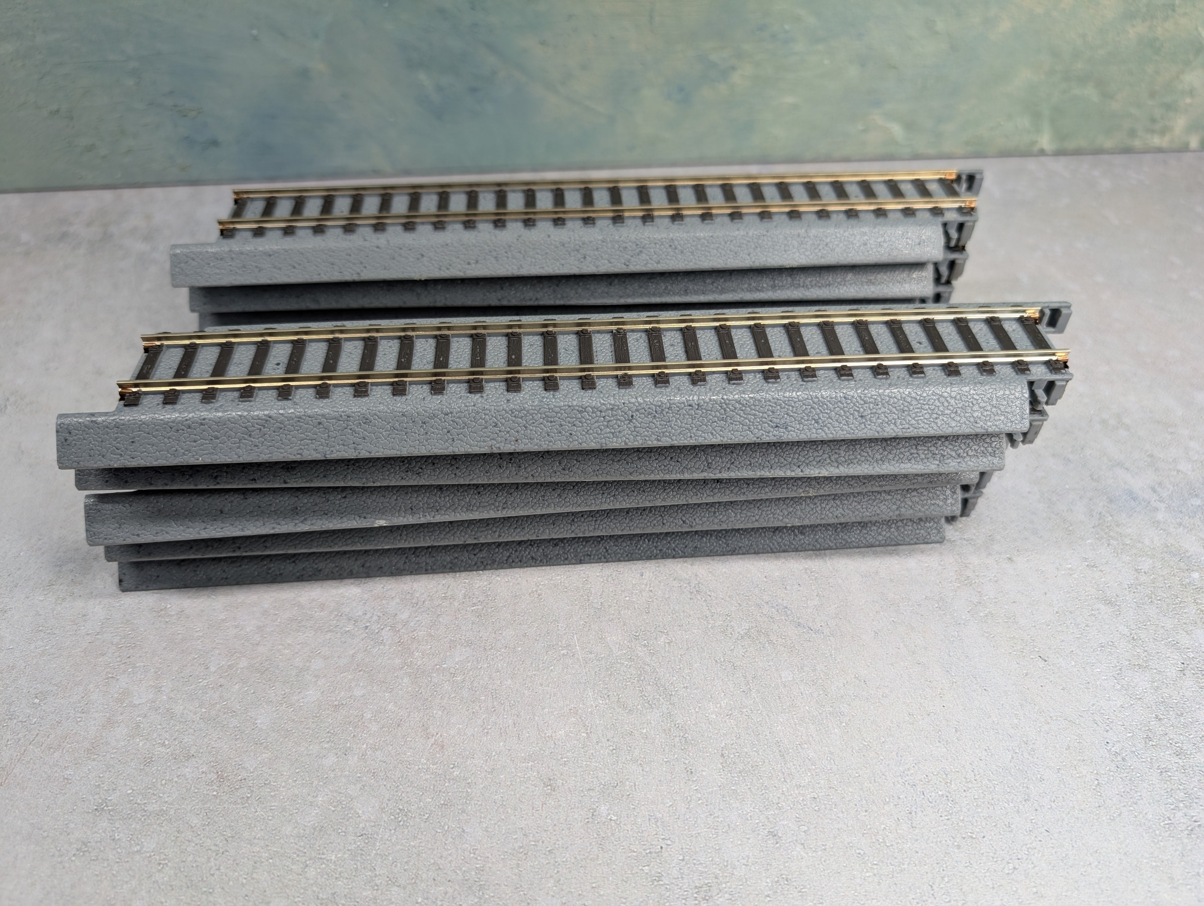 USED WalthersTrainline HO Scale Power-Loc 9" Straight Track Gray (10 pcs)