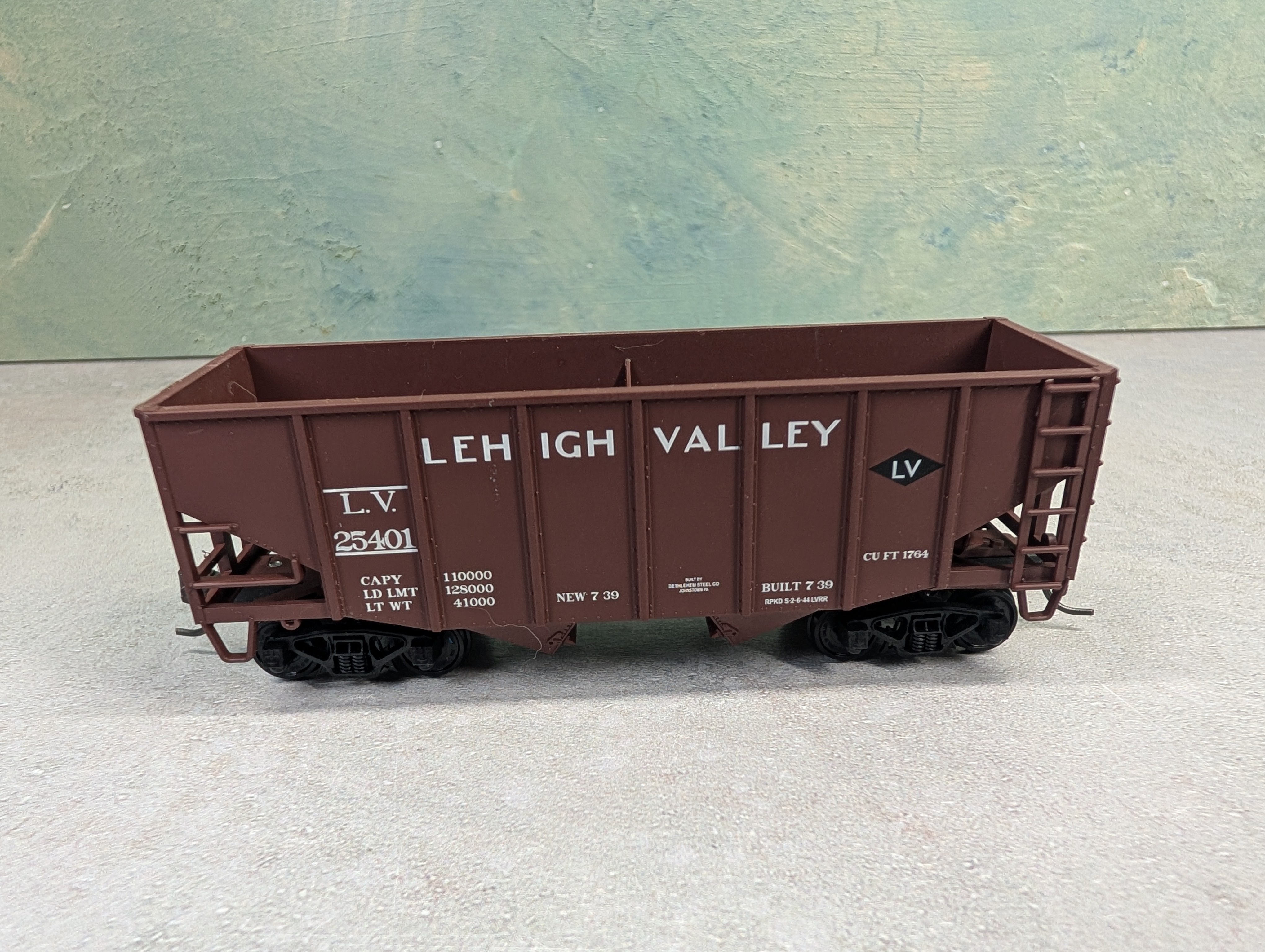 USED Stewart Hobbies HO Scale 2 Bay Open Hopper Lehigh Valley LV #25401