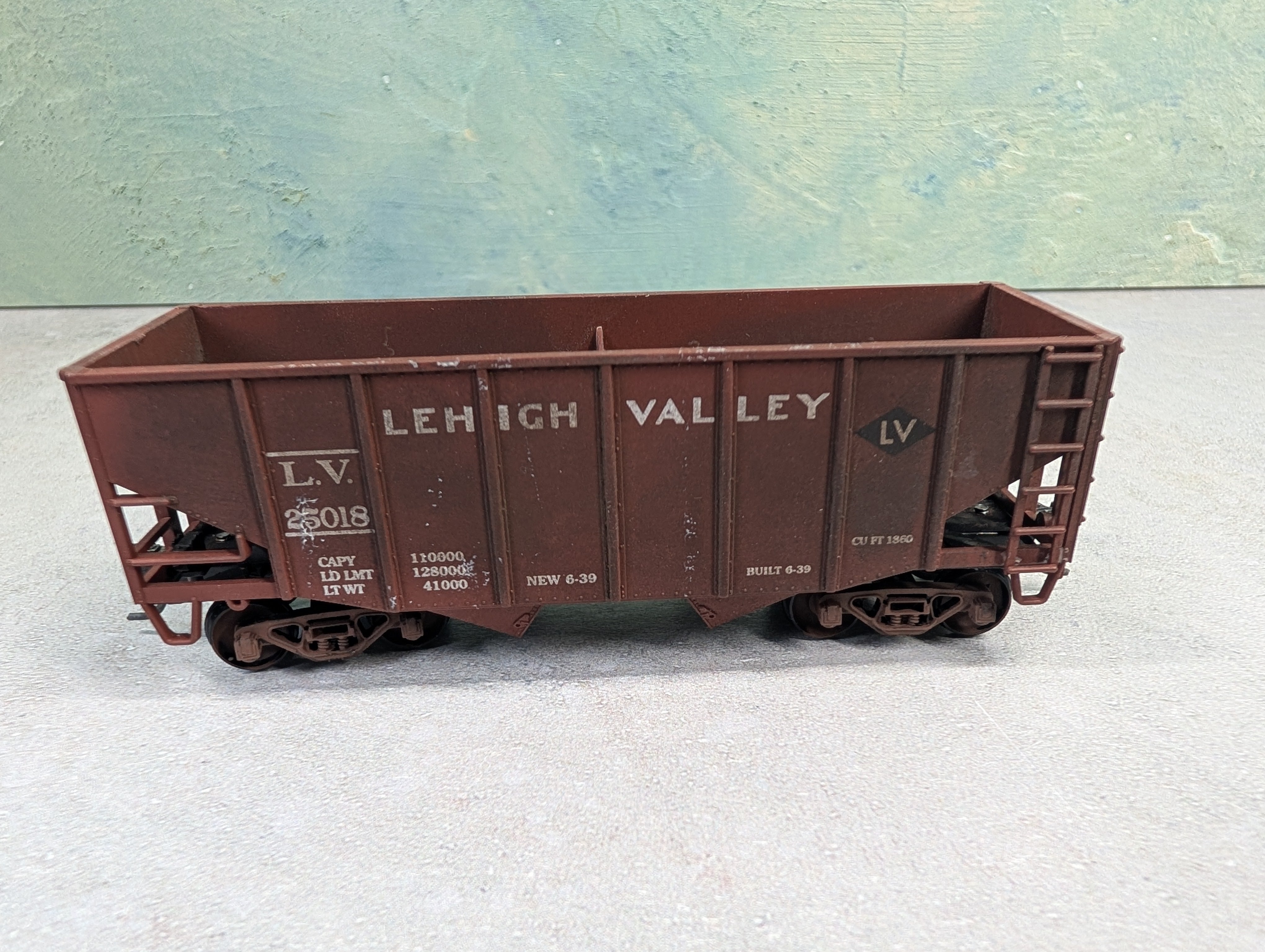 USED Stewart Hobbies HO Scale 2 Bay Open Hopper Lehigh Valley LV #25018 Weathered