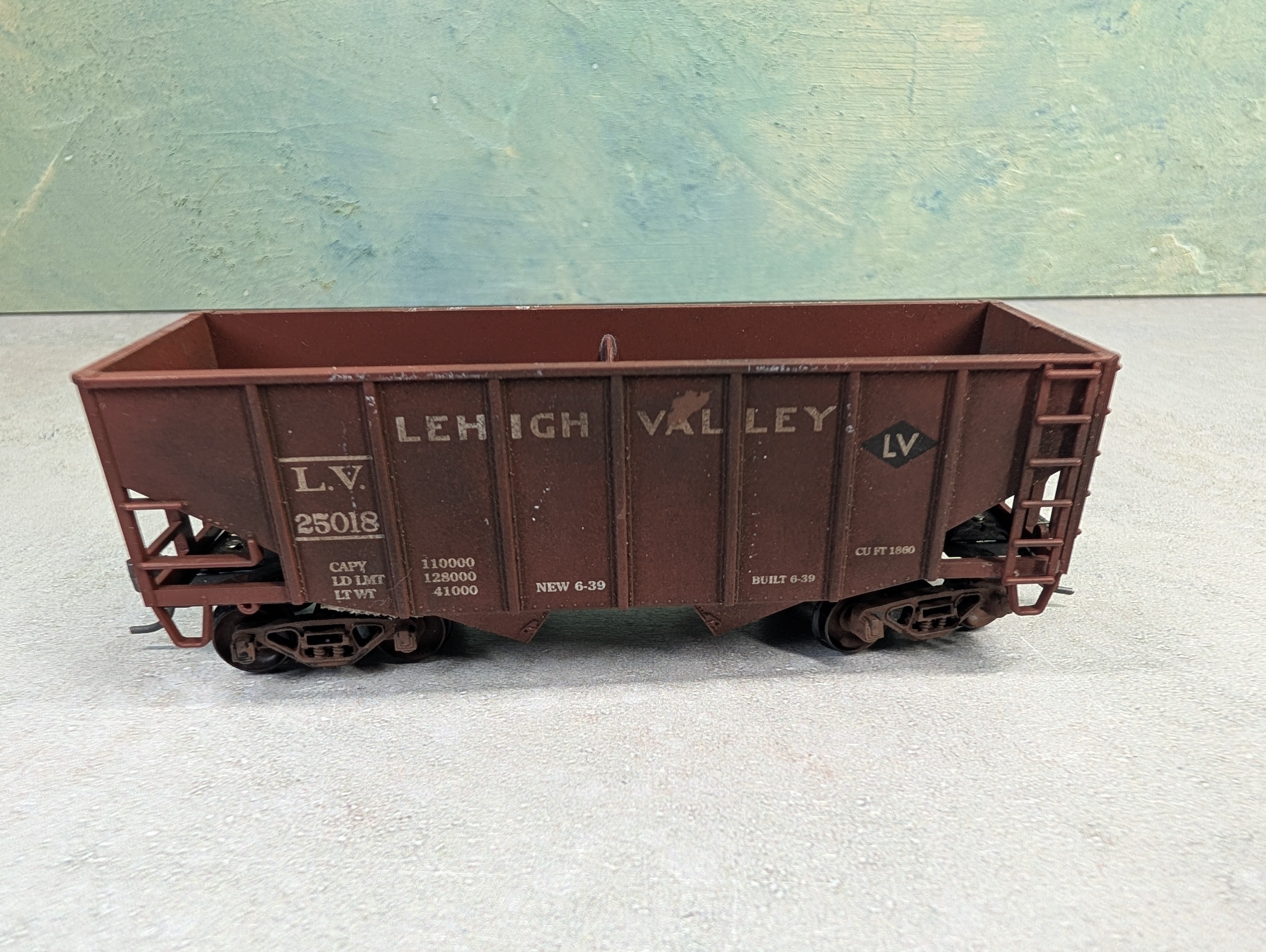 USED Stewart Hobbies HO Scale 2 Bay Open Hopper Lehigh Valley LV #25018 Weathered
