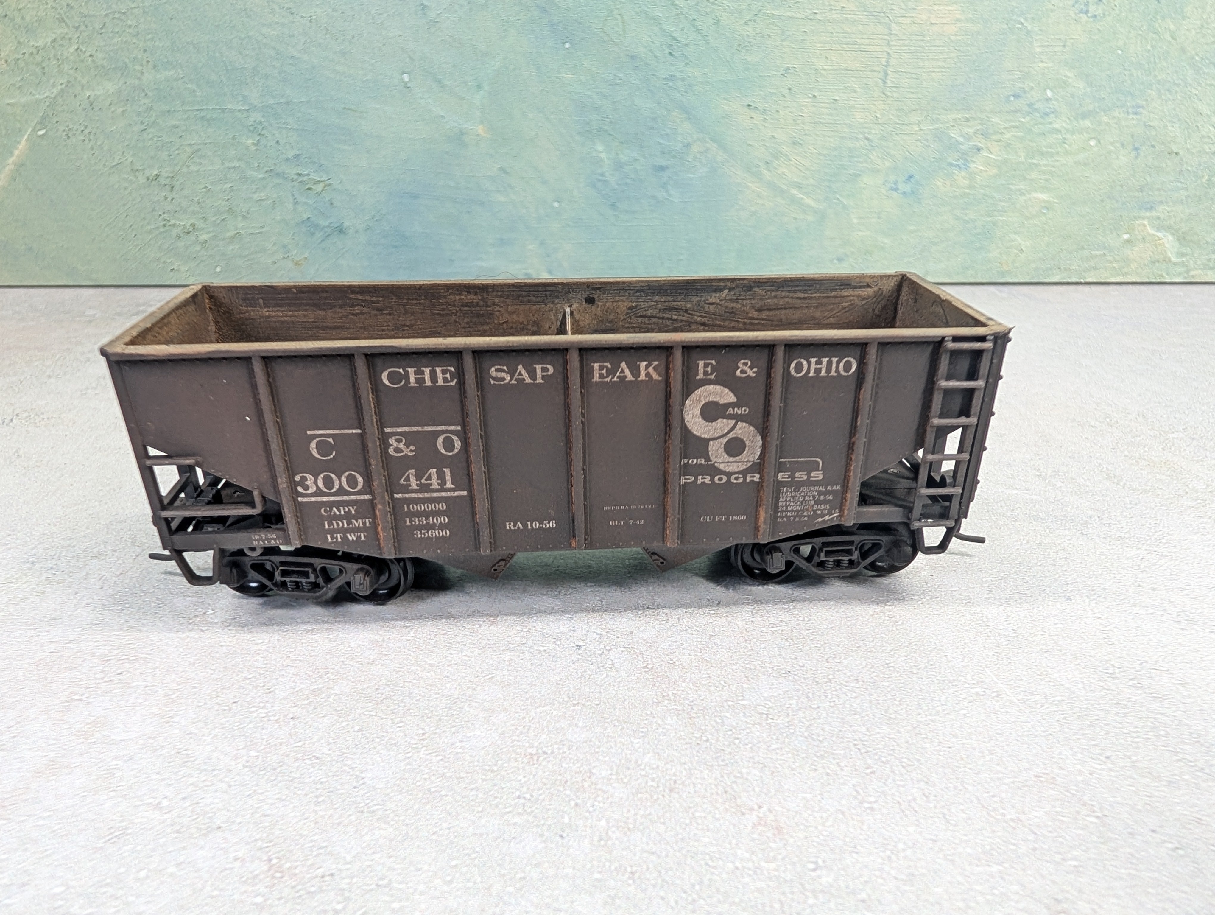 USED Stewart Hobbies HO Scale 2 Bay Open Hopper Chesapeake and Ohio C&O #300441 Weathered