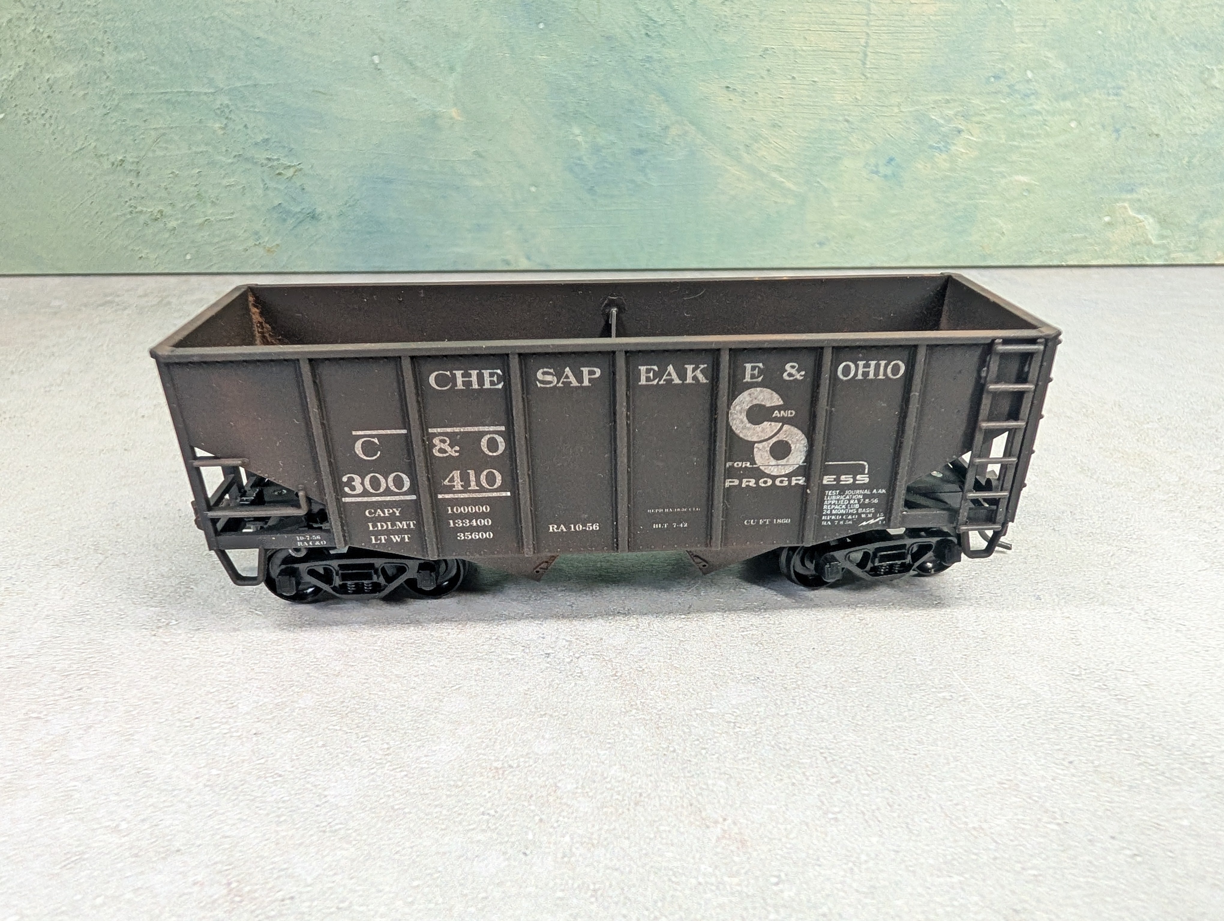 USED Stewart Hobbies HO Scale 2 Bay Open Hopper Chesapeake and Ohio C&O #300410 Weathered
