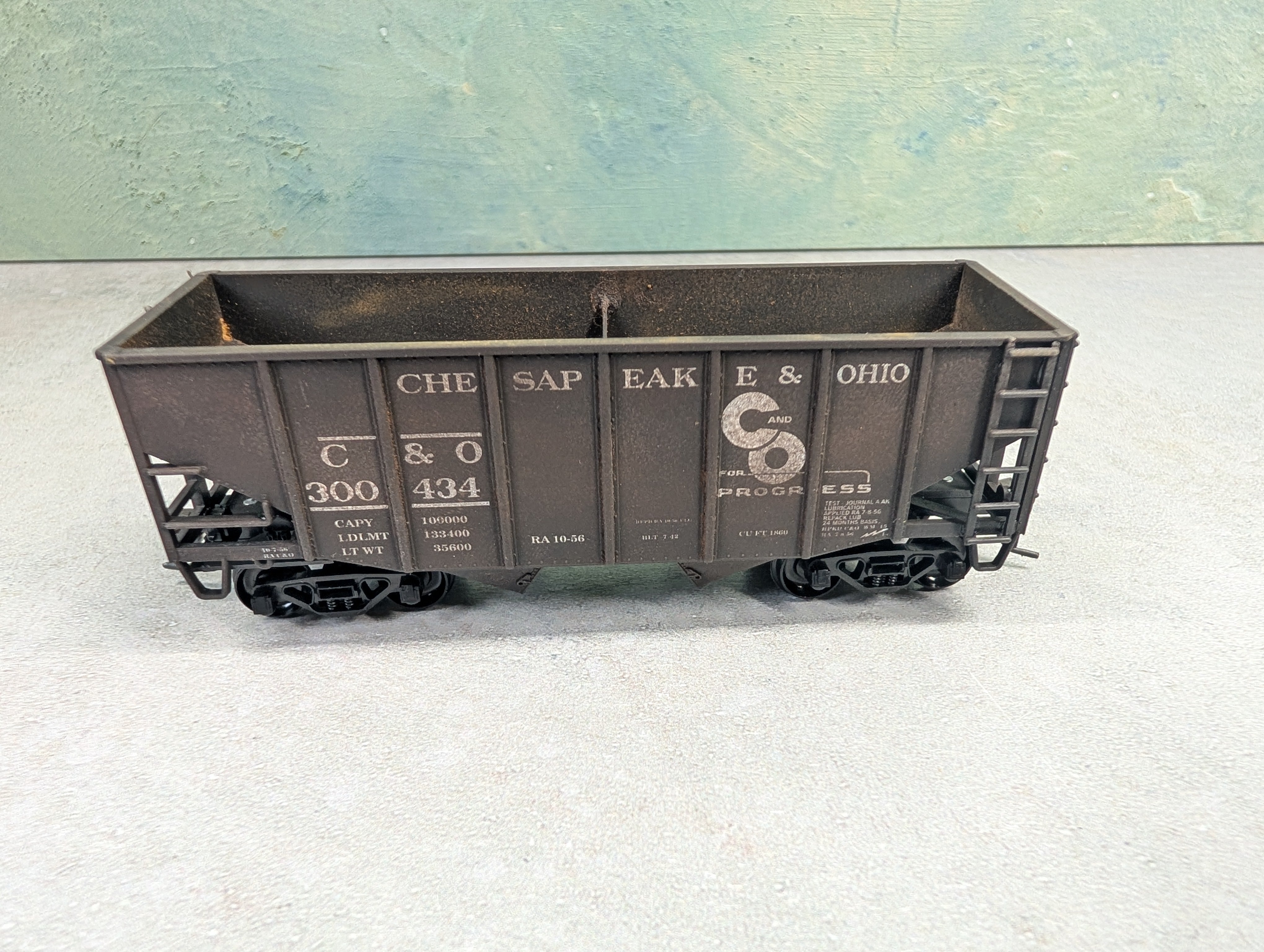 USED Stewart Hobbies HO Scale 2 Bay Open Hopper Chesapeake and Ohio C&O #300434 Weathered