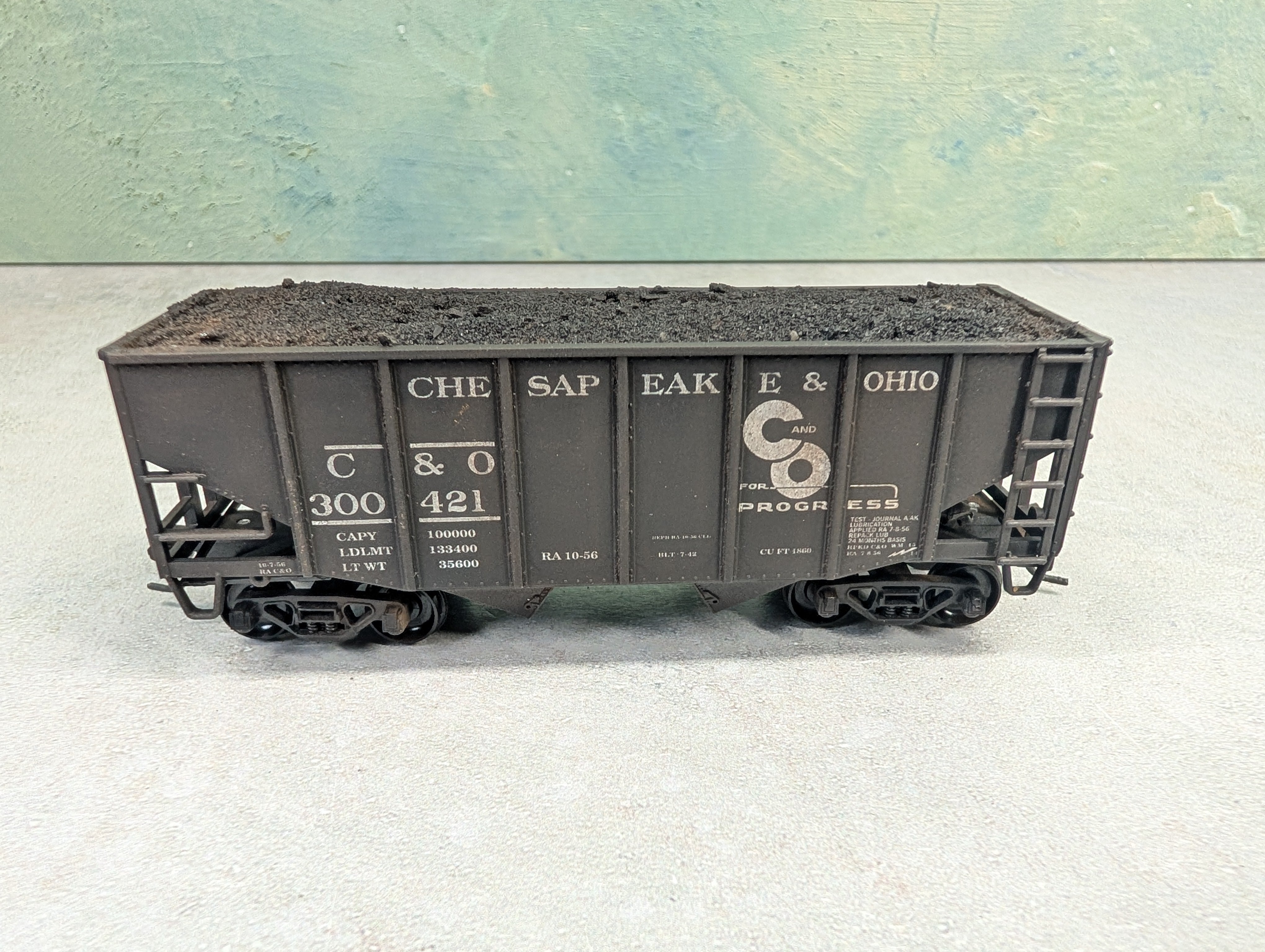 USED Stewart Hobbies HO Scale 2 Bay Open Hopper Chesapeake and Ohio C&O #300421 Weathered w/ Coal Load