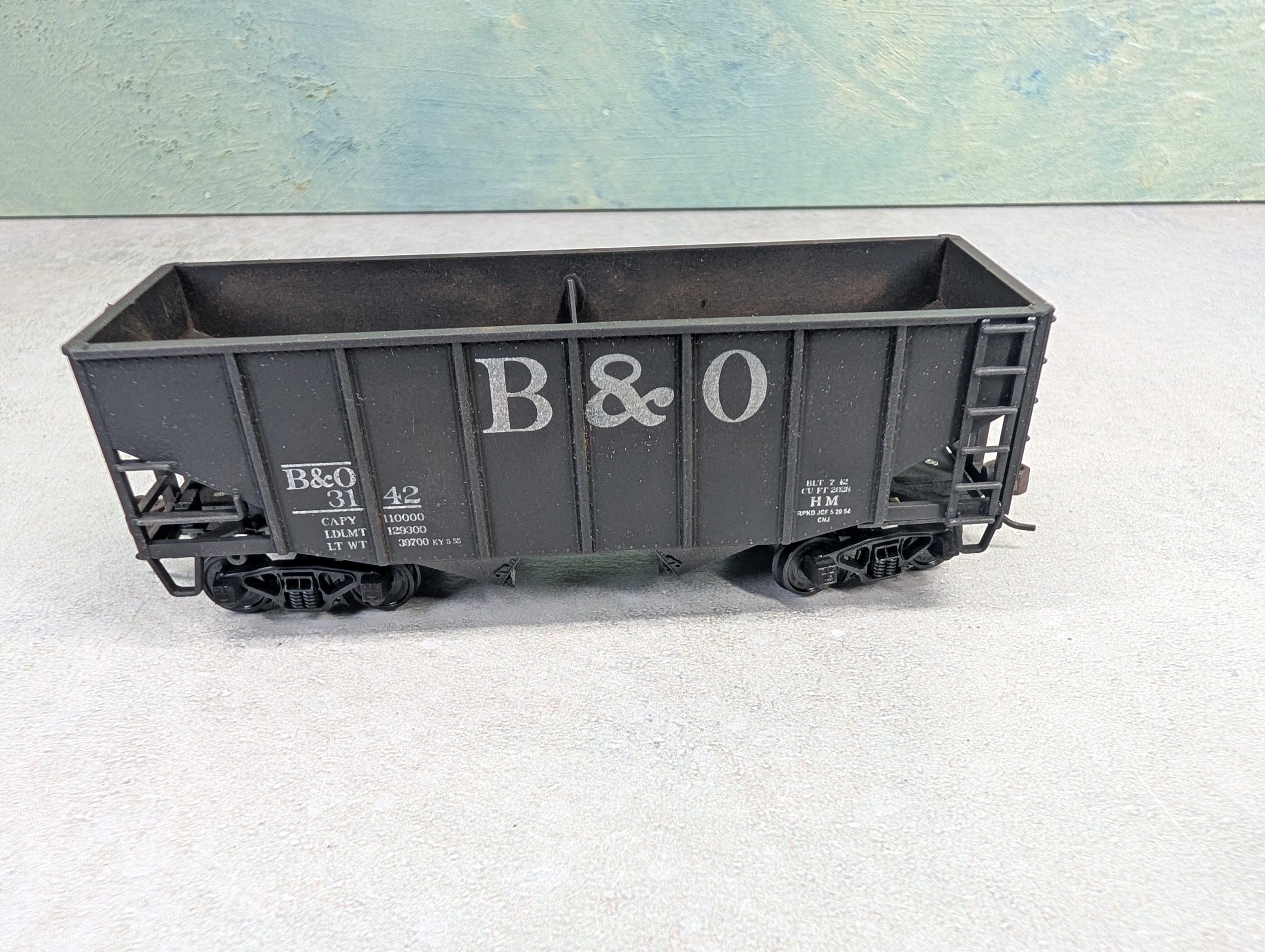 USED Stewart Hobbies HO Scale 2 Bay Open Hopper Baltimore and Ohio B&O #3142 Weathered