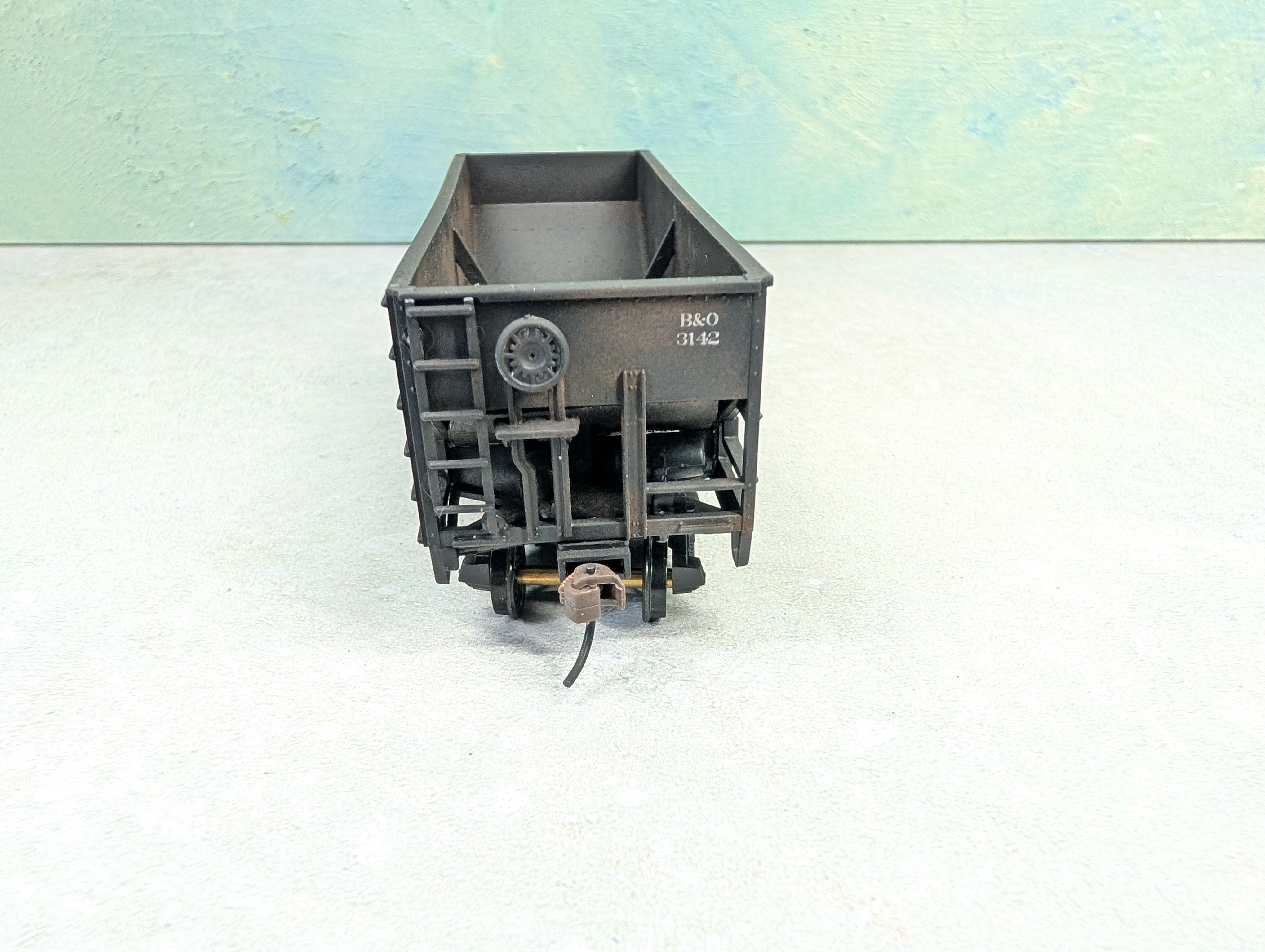 USED Stewart Hobbies HO Scale 2 Bay Open Hopper Baltimore and Ohio B&O #3142 Weathered