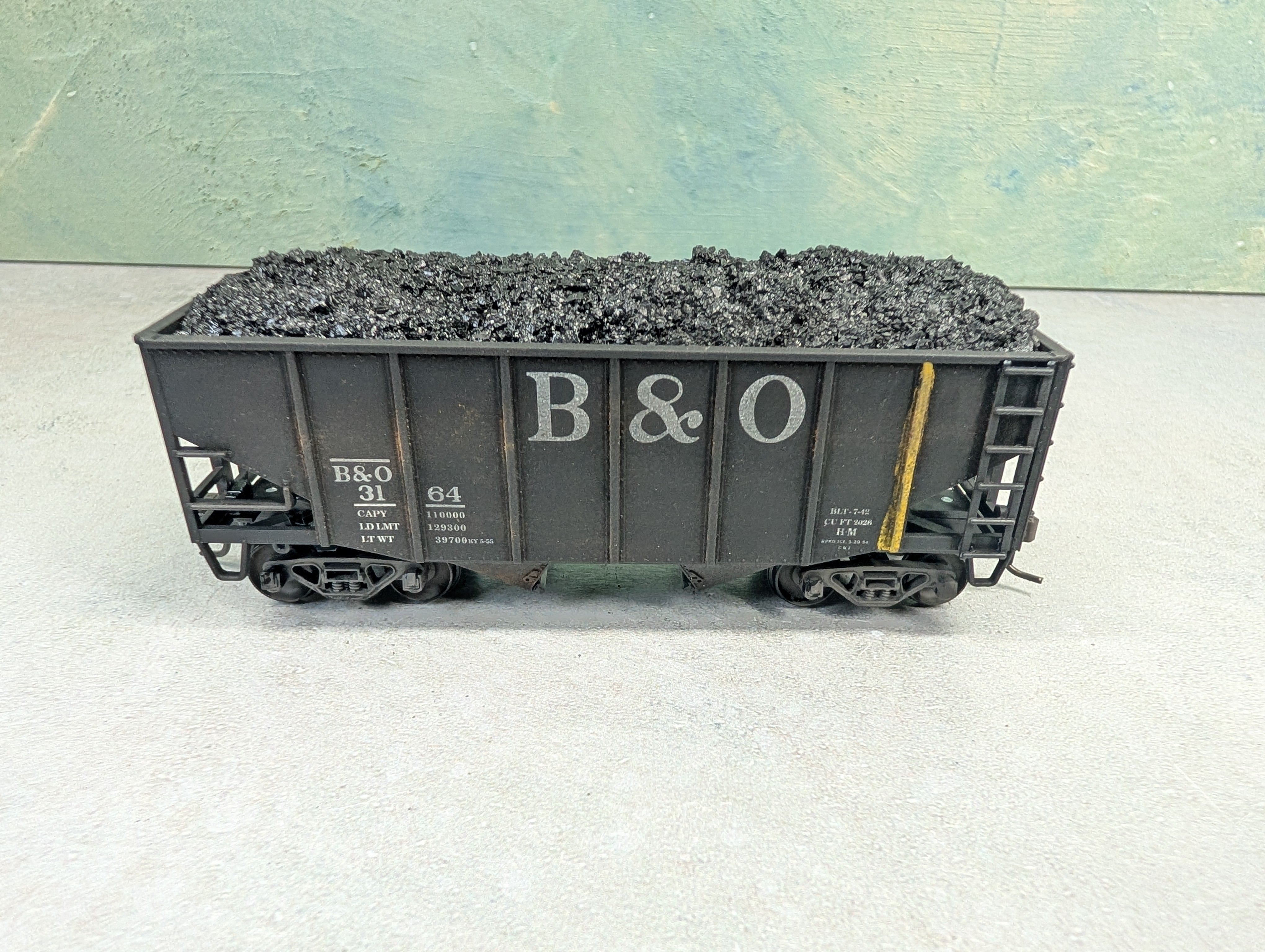 USED Stewart Hobbies HO Scale 2 Bay Open Hopper Baltimore and Ohio B&O #3164 Weathered w/ Coal Load