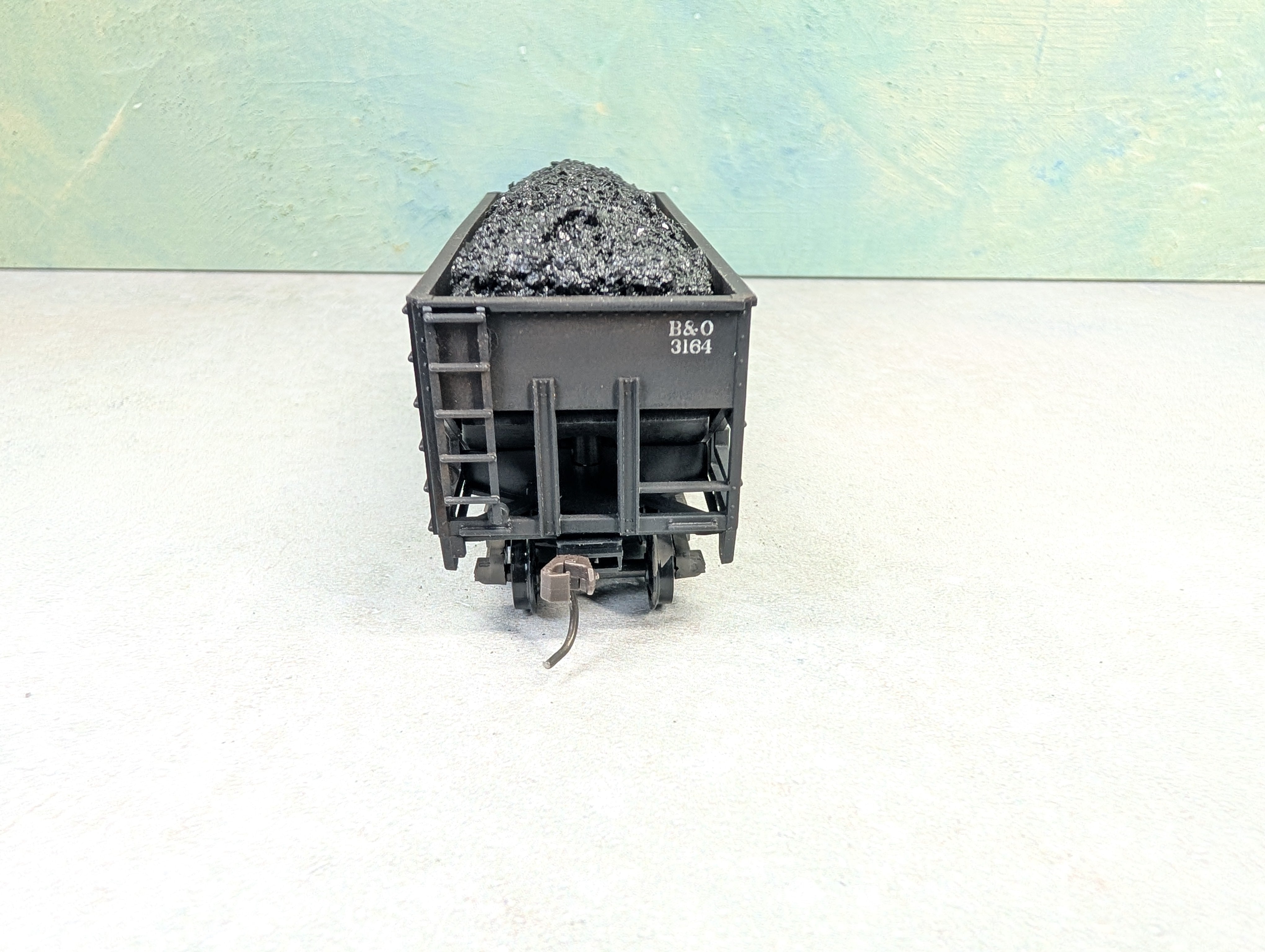USED Stewart Hobbies HO Scale 2 Bay Open Hopper Baltimore and Ohio B&O #3164 Weathered w/ Coal Load
