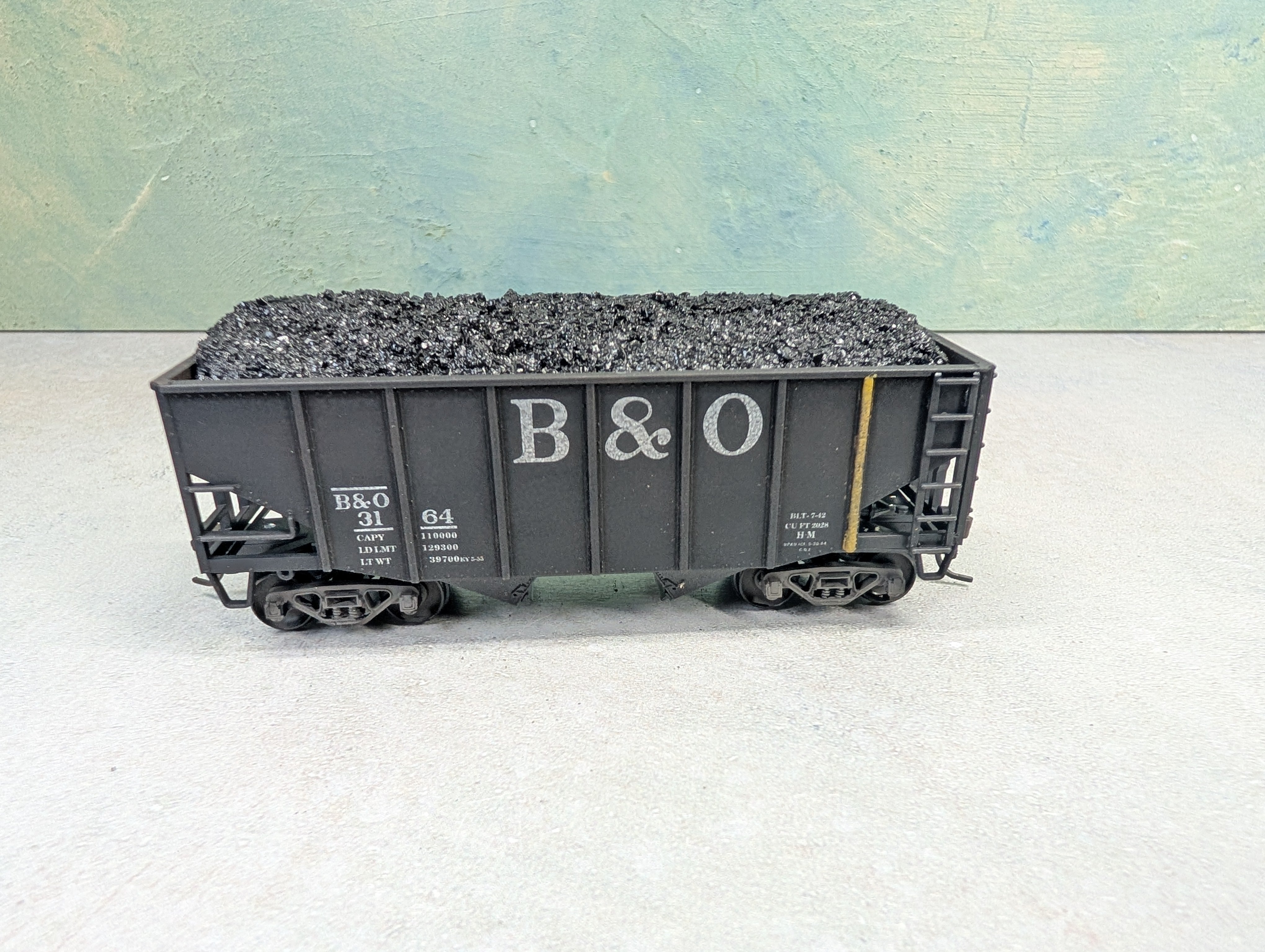 USED Stewart Hobbies HO Scale 2 Bay Open Hopper Baltimore and Ohio B&O #3164 Weathered w/ Coal Load