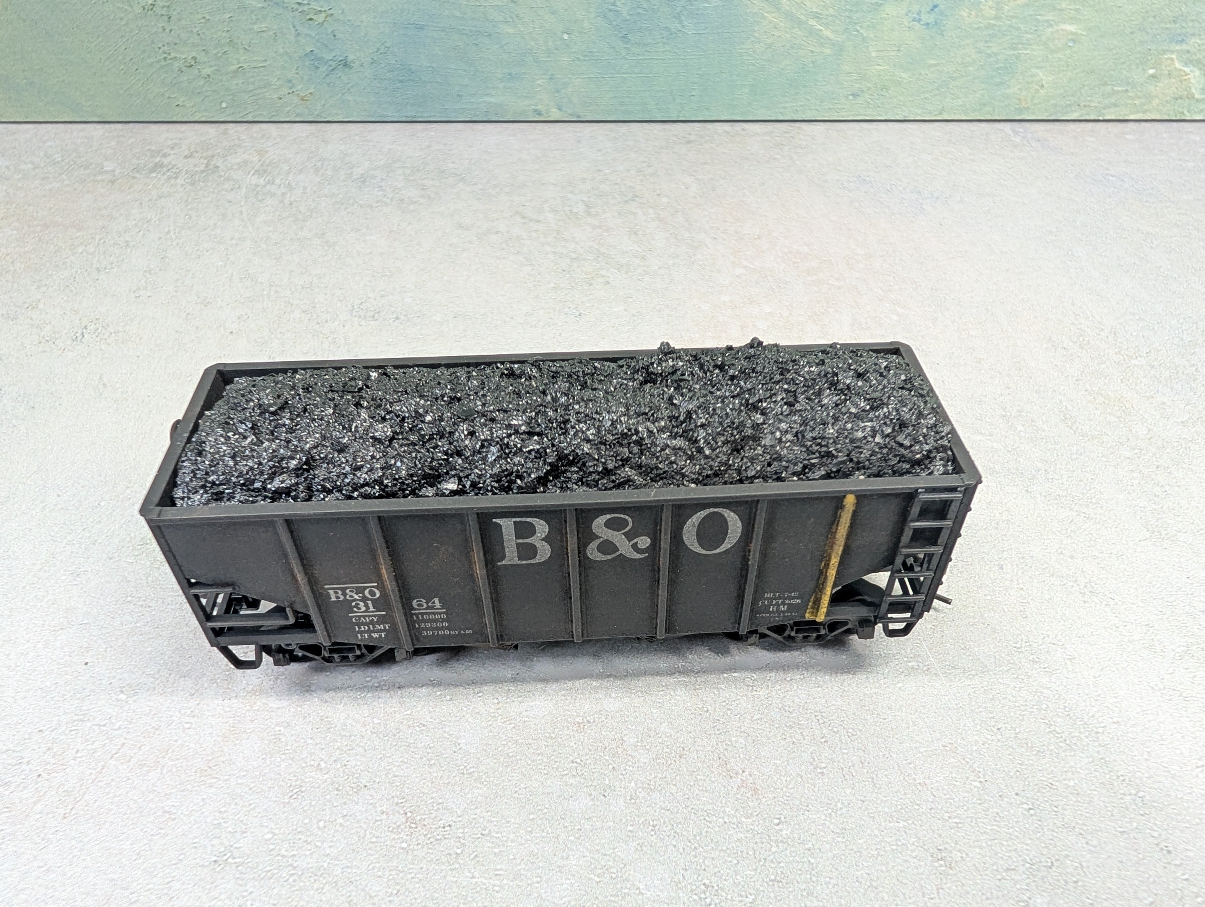 USED Stewart Hobbies HO Scale 2 Bay Open Hopper Baltimore and Ohio B&O #3164 Weathered w/ Coal Load