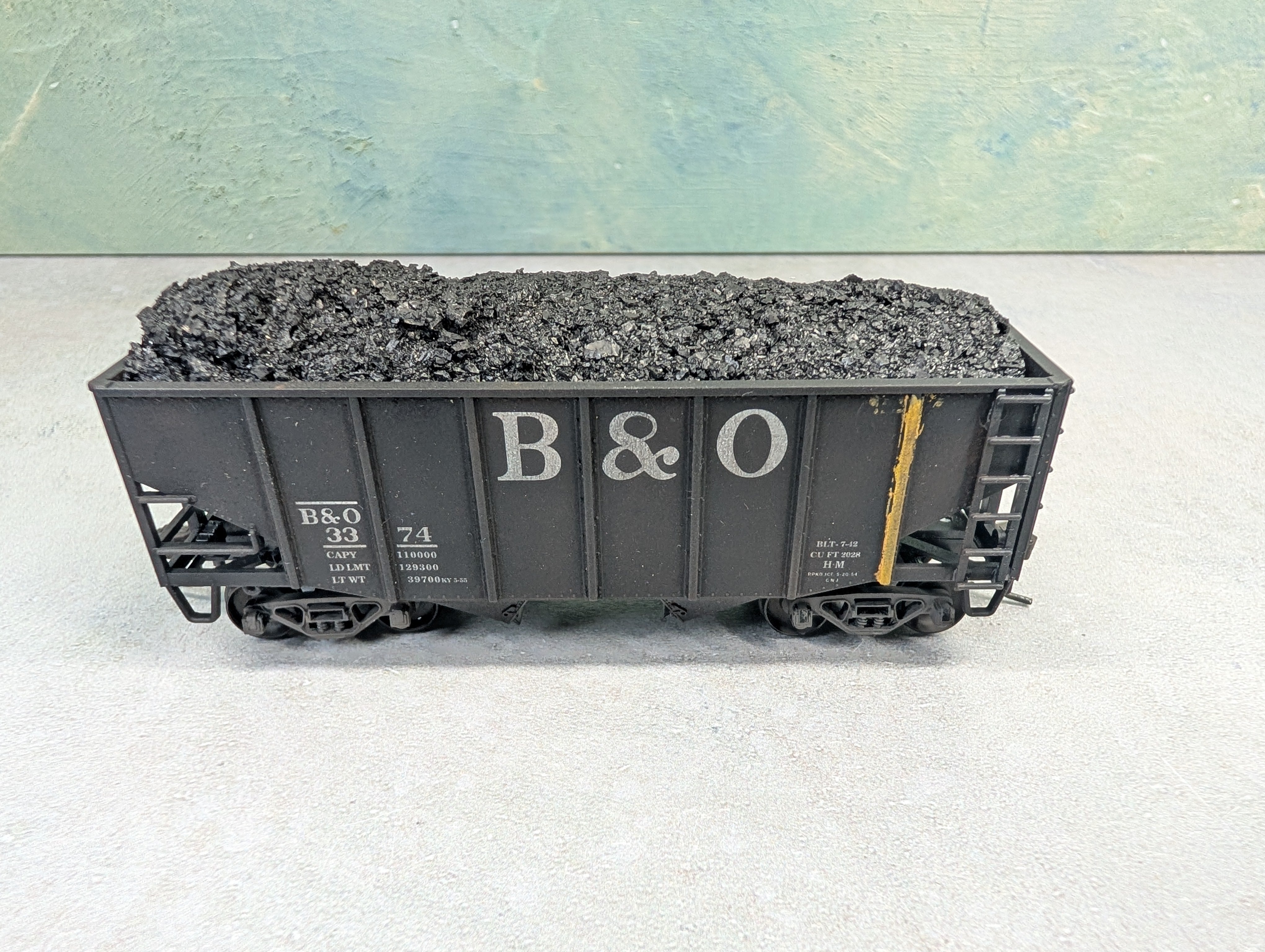 USED Stewart Hobbies HO Scale 2 Bay Open Hopper Baltimore and Ohio B&O #3374 Weathered w/ Coal Load