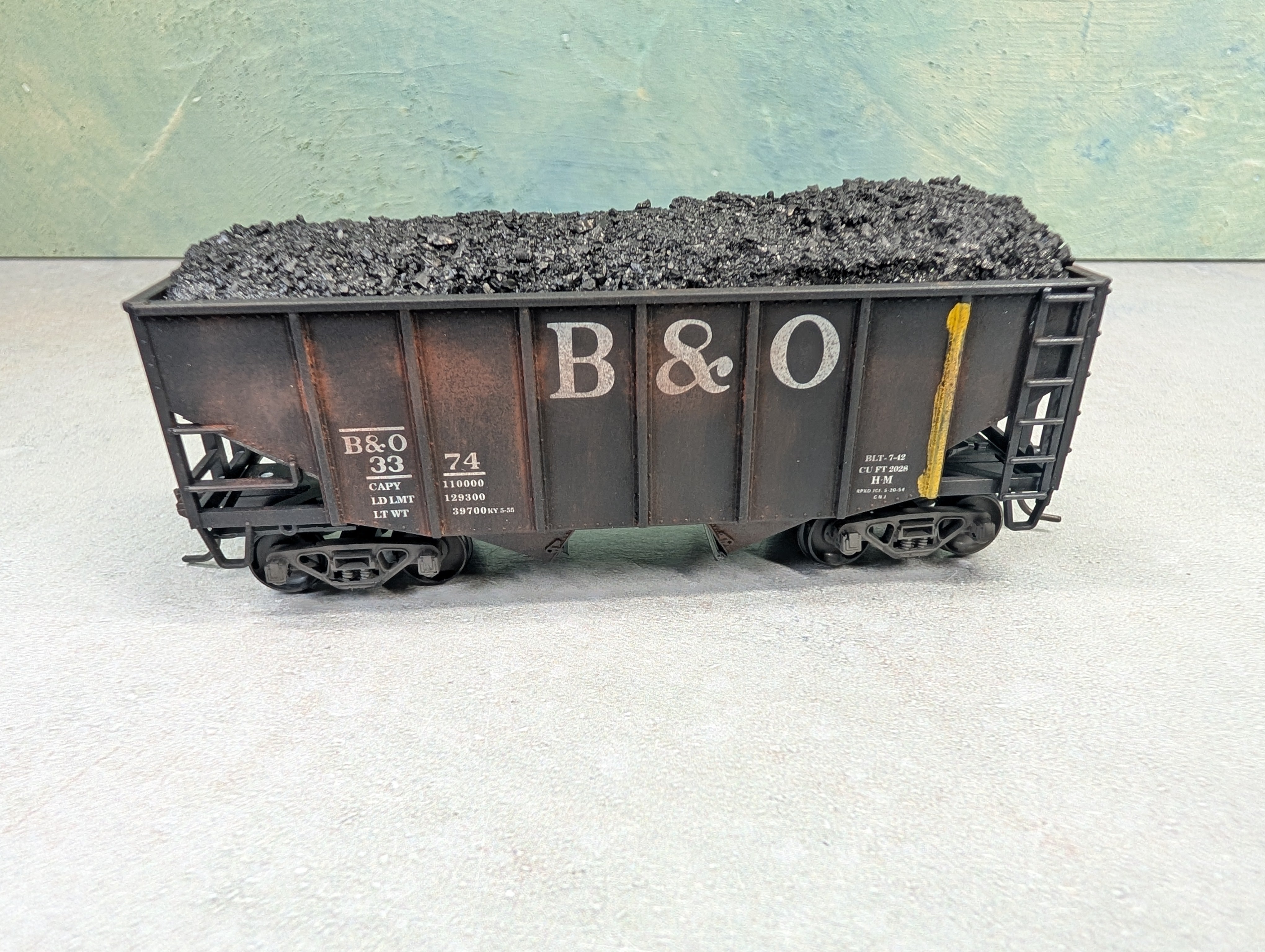 USED Stewart Hobbies HO Scale 2 Bay Open Hopper Baltimore and Ohio B&O #3374 Weathered w/ Coal Load