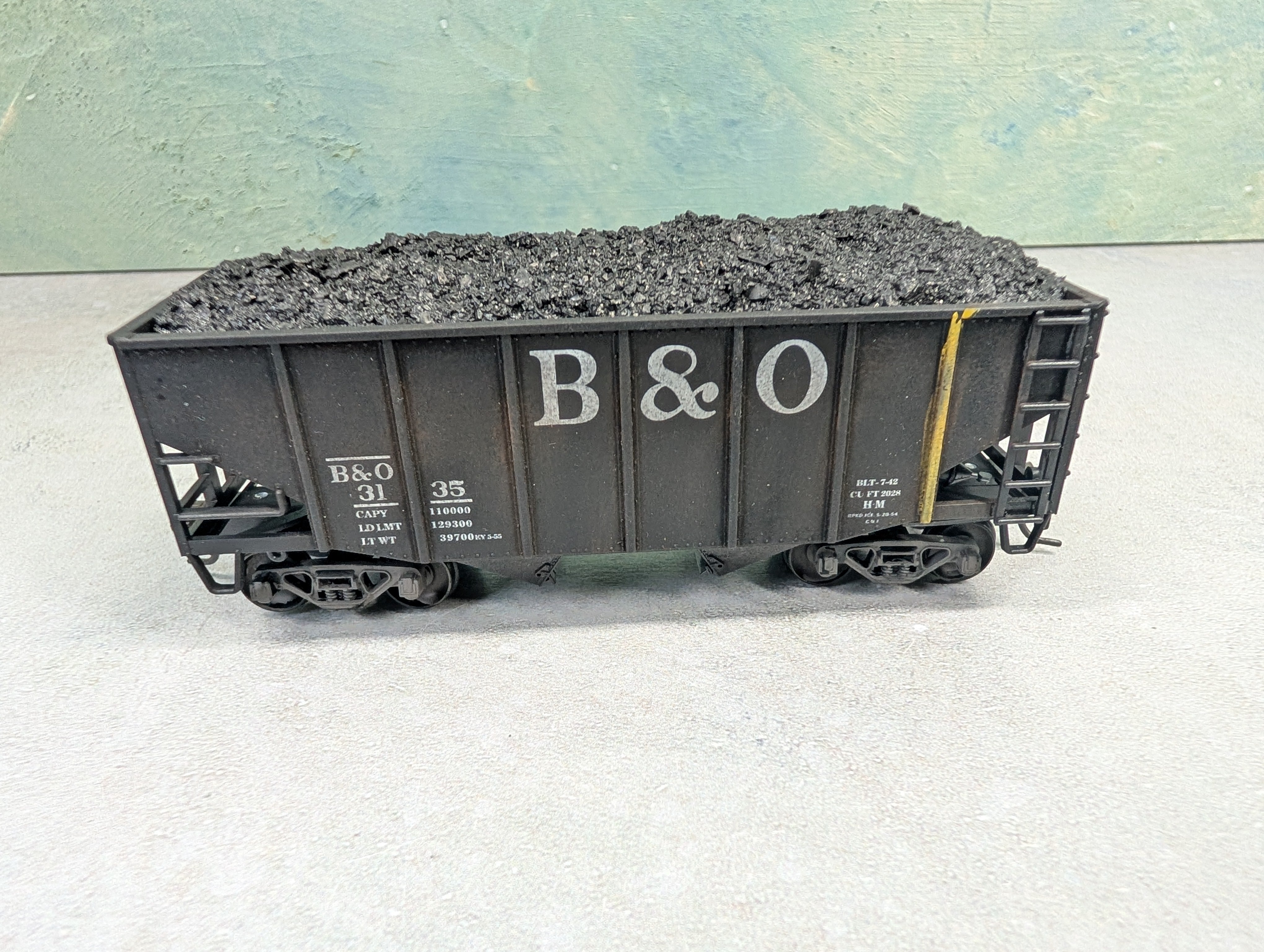 USED Stewart Hobbies HO Scale 2 Bay Open Hopper Baltimore and Ohio B&O #3135 Weathered w/ Coal Load