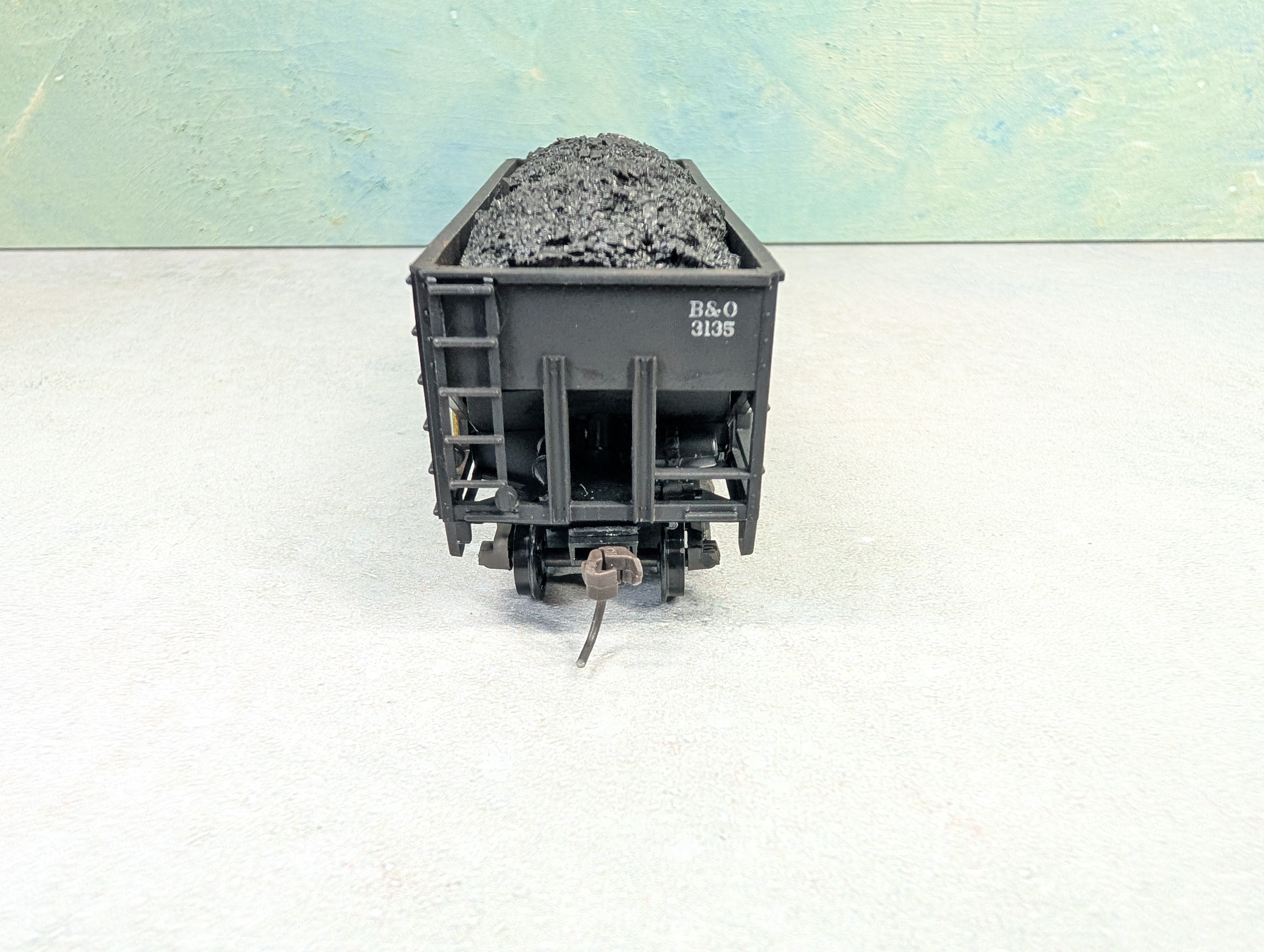 USED Stewart Hobbies HO Scale 2 Bay Open Hopper Baltimore and Ohio B&O #3135 Weathered w/ Coal Load