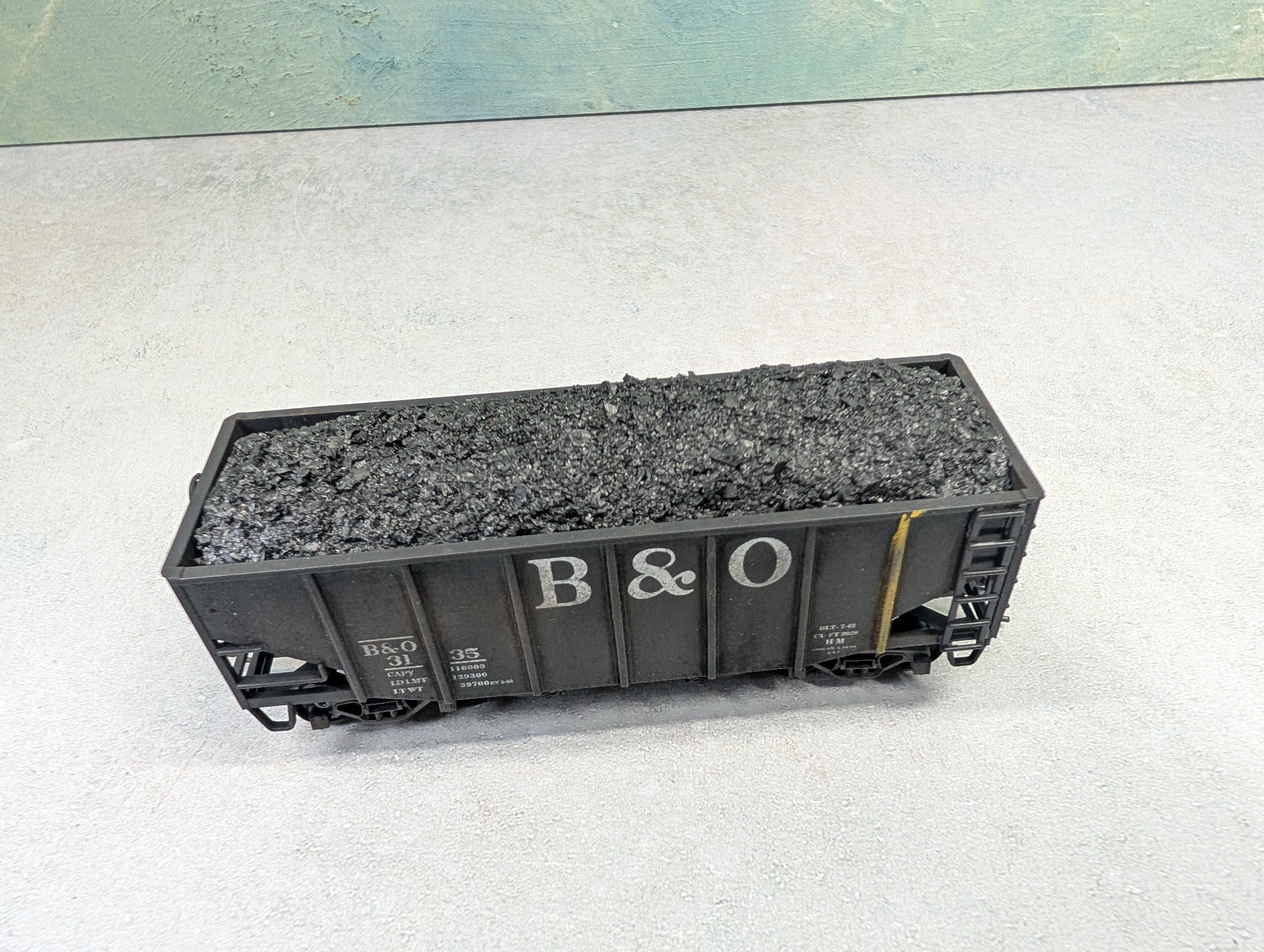 USED Stewart Hobbies HO Scale 2 Bay Open Hopper Baltimore and Ohio B&O #3135 Weathered w/ Coal Load