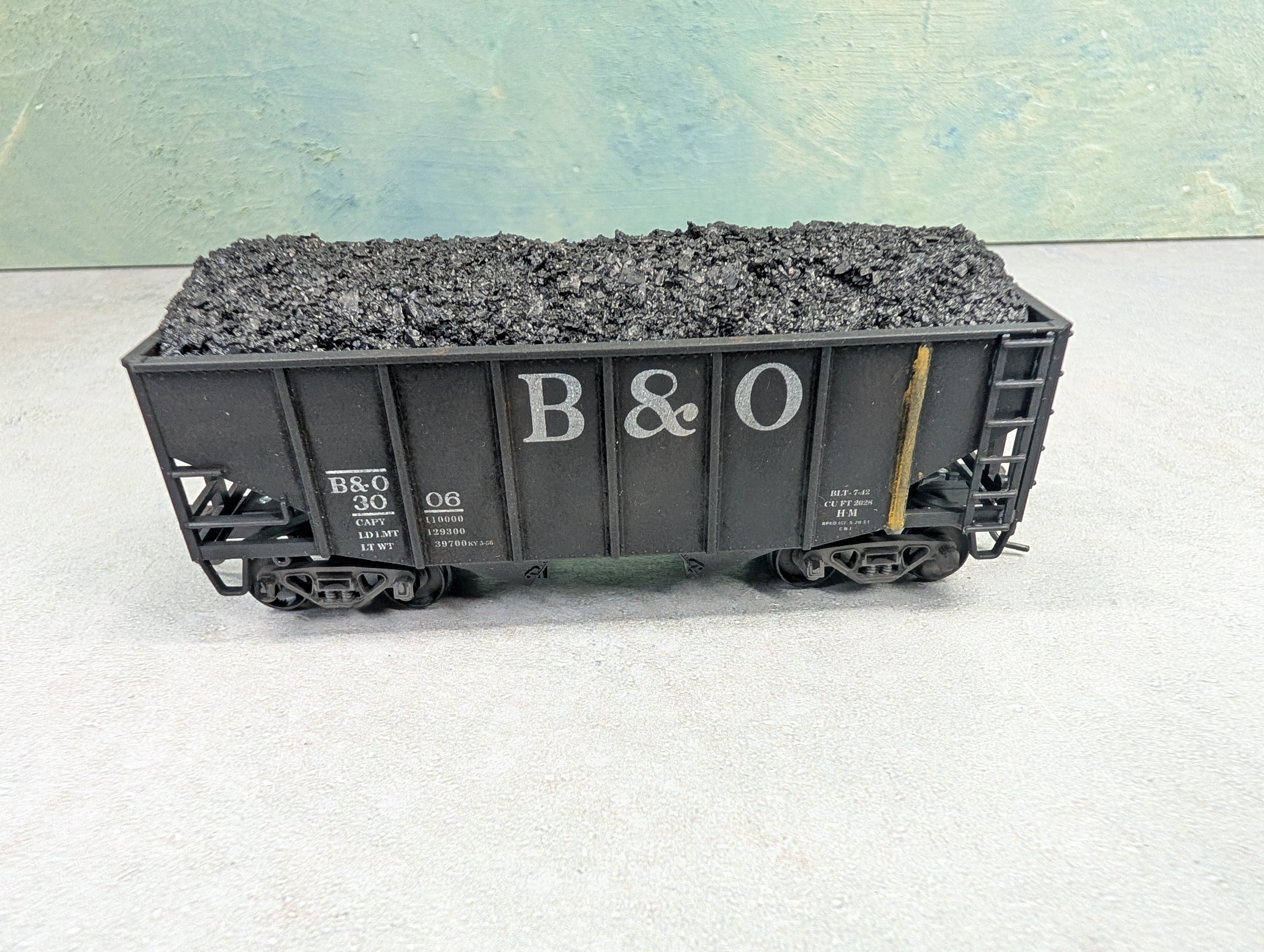 USED Stewart Hobbies HO Scale 2 Bay Open Hopper Baltimore and Ohio B&O #3006 Weathered w/ Coal Load