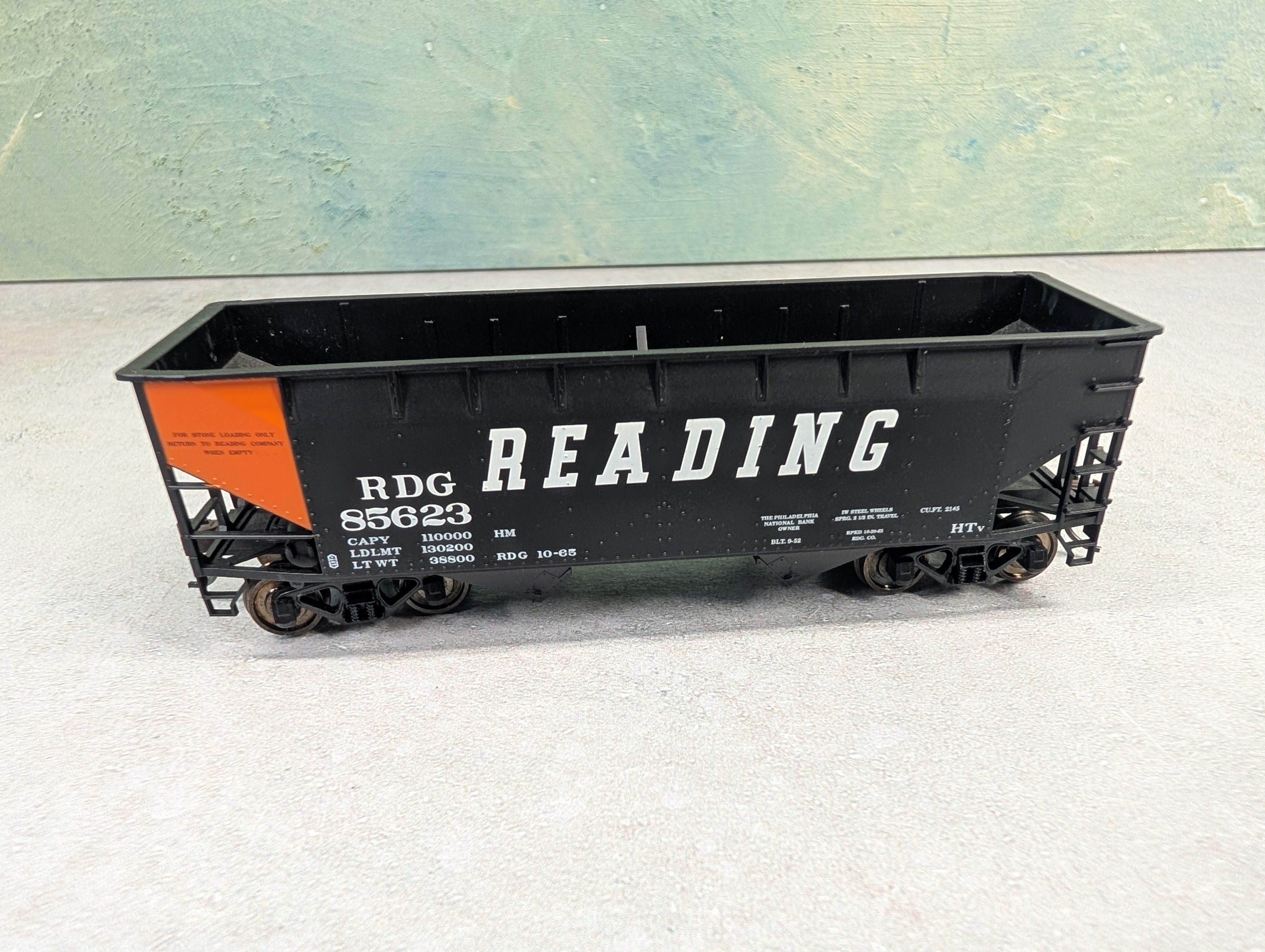 USED Atlas HO Scale 2 Bay Open Hopper Reading RDG #85623