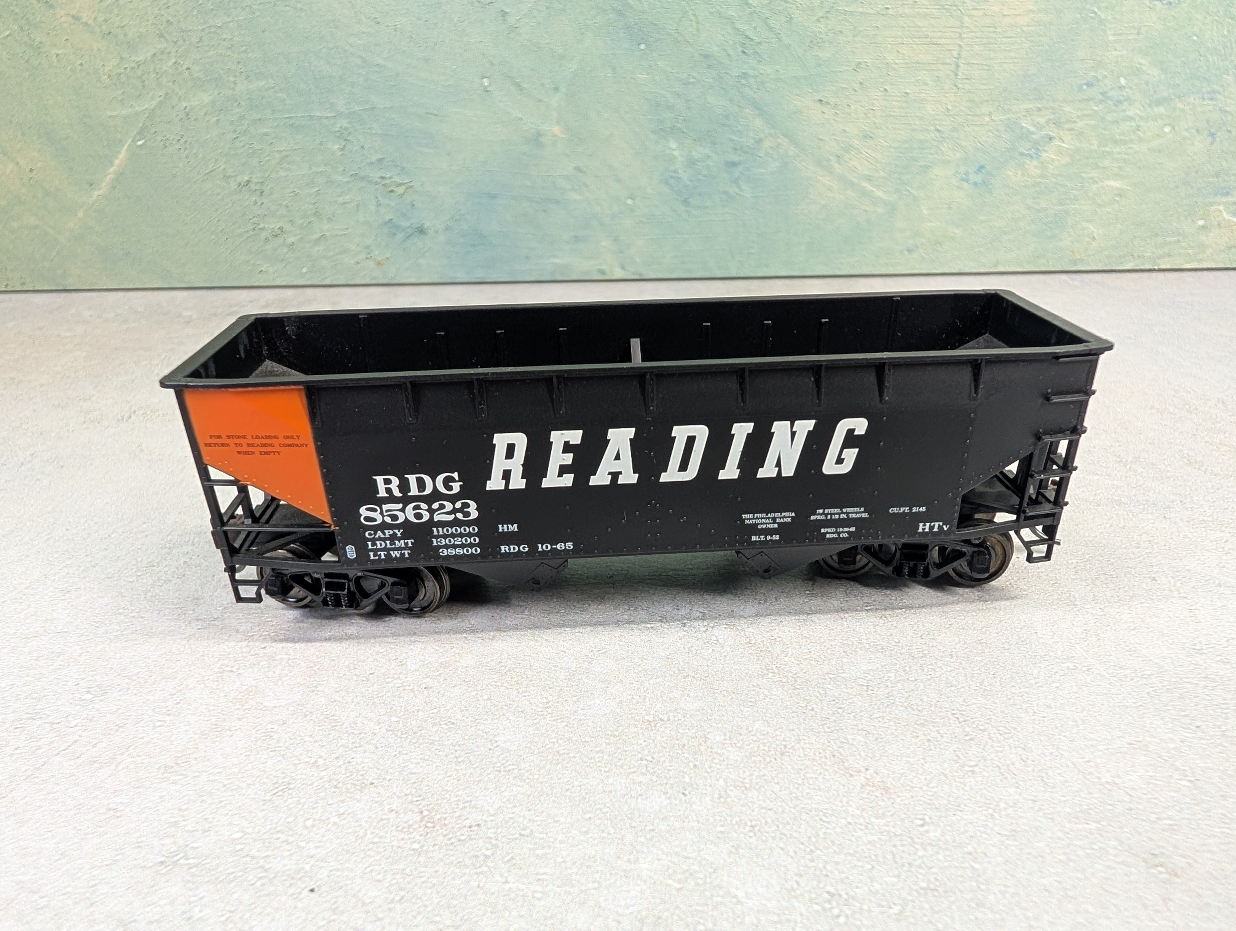 USED Atlas HO Scale 2 Bay Open Hopper Reading RDG #85623