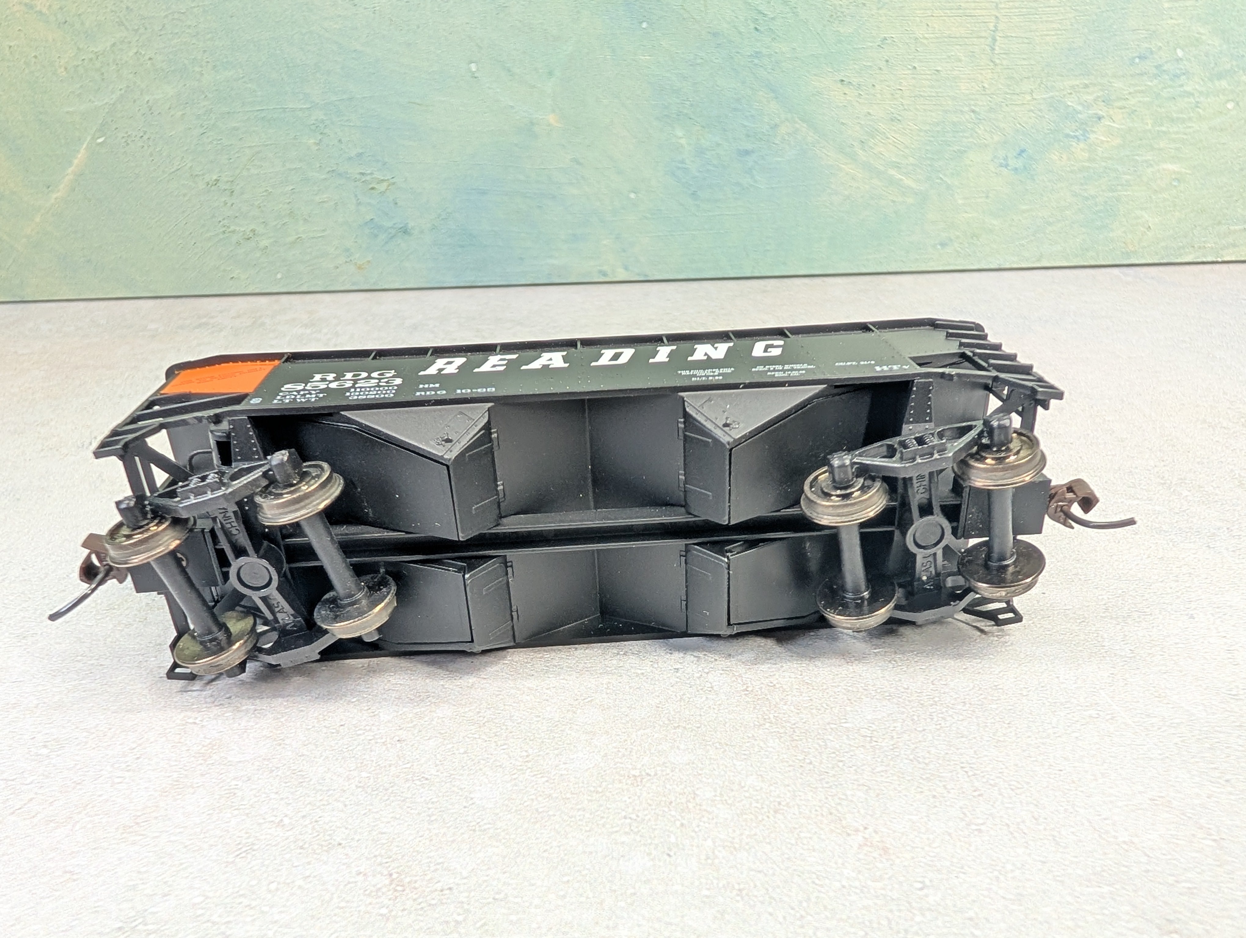 USED Atlas HO Scale 2 Bay Open Hopper Reading RDG #85623