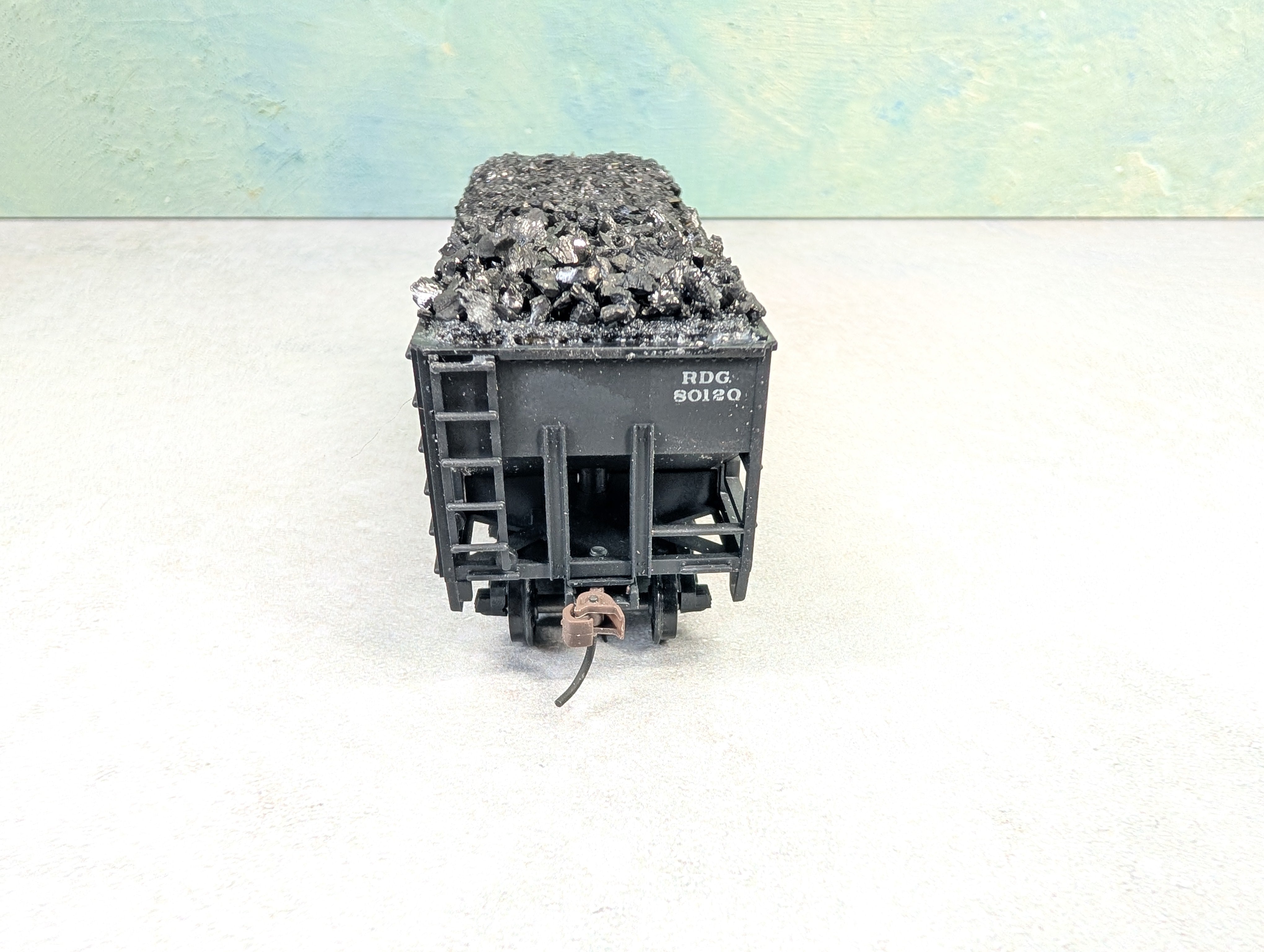 USED Stewart Hobbies HO Scale 2 Bay Open Hopper Reading RDG #80120 Weathered, Split Coal Loads