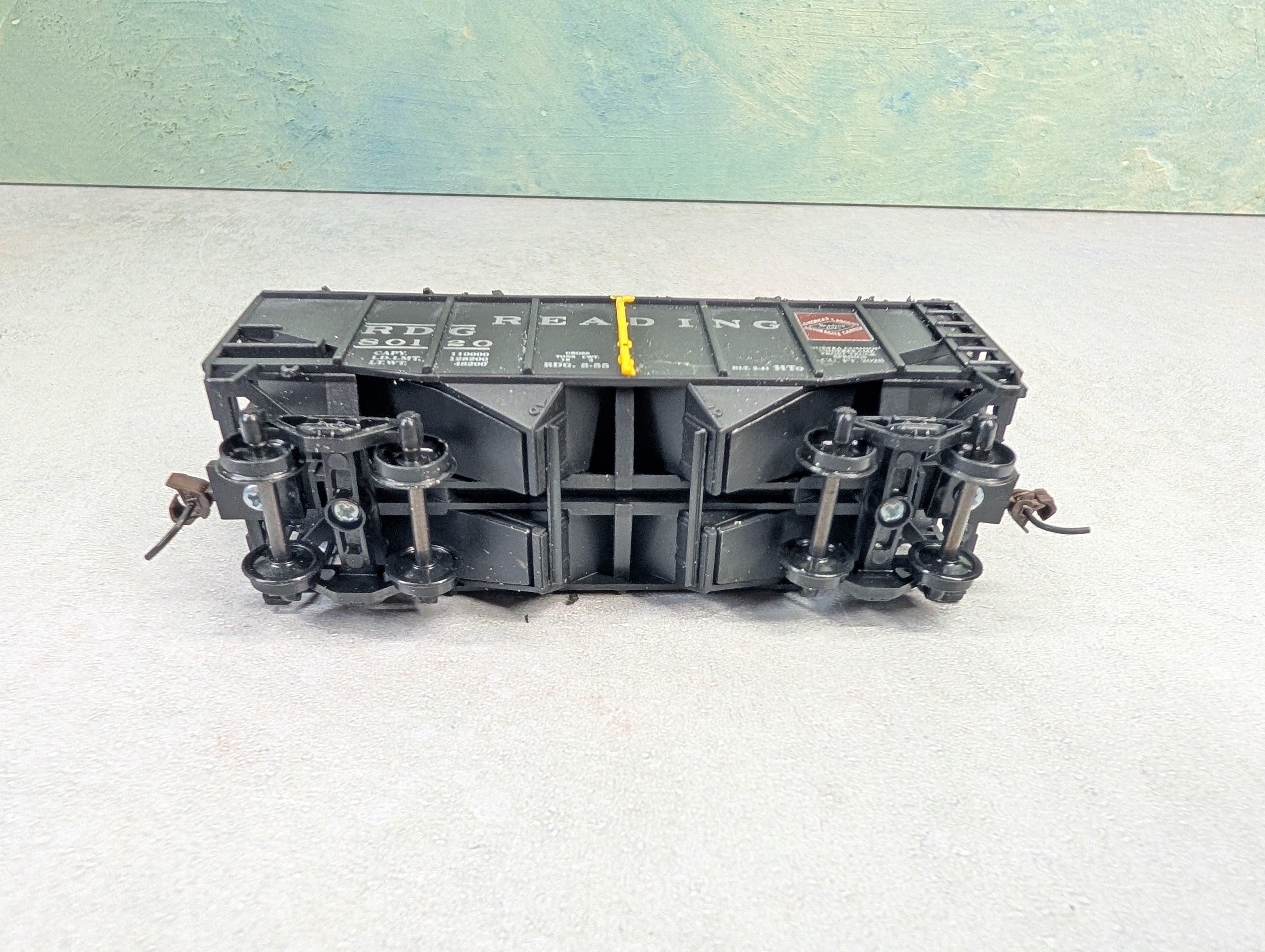 USED Stewart Hobbies HO Scale 2 Bay Open Hopper Reading RDG #80120 Weathered, Split Coal Loads