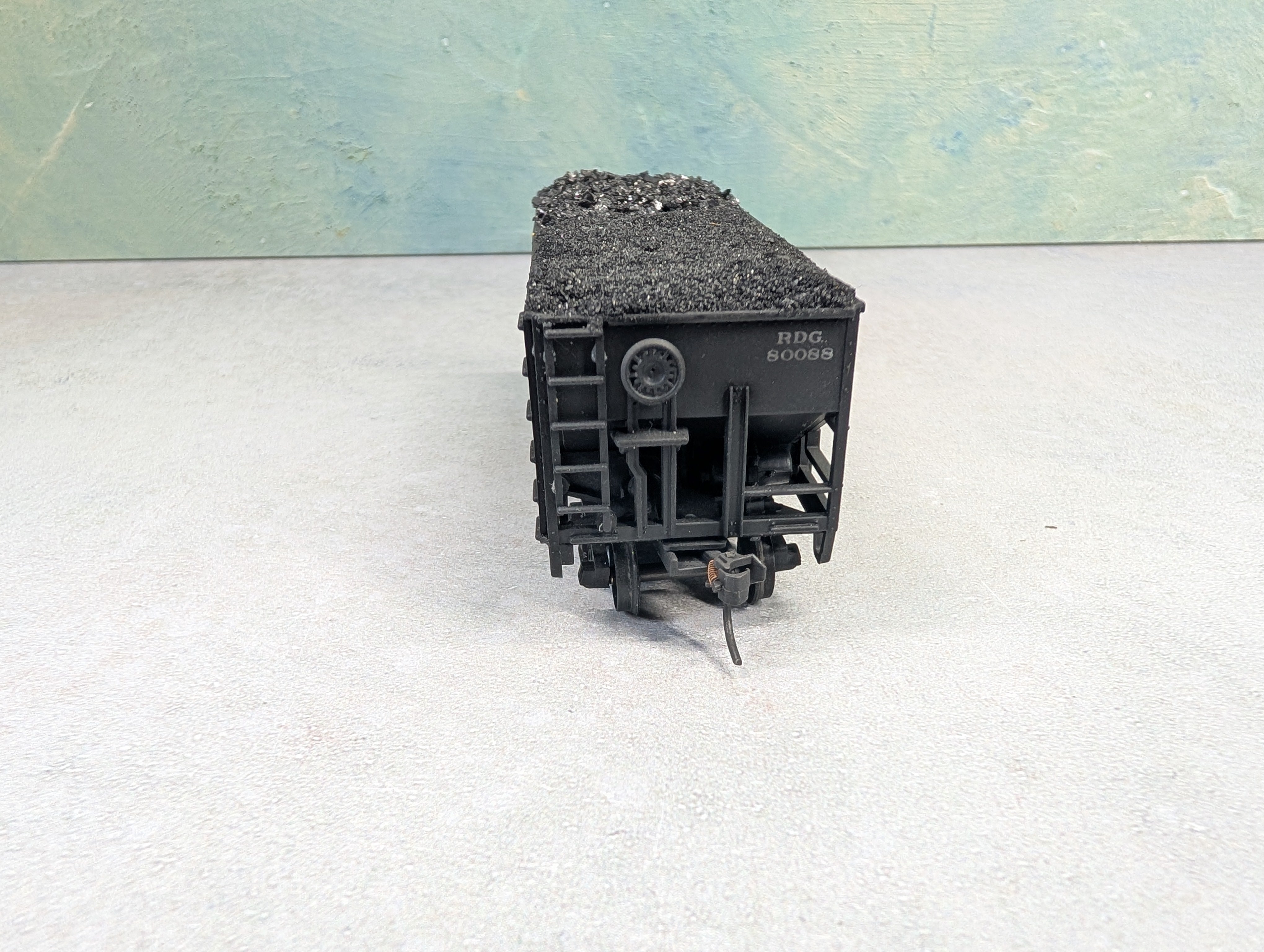 USED Stewart Hobbies HO Scale 2 Bay Open Hopper Reading RDG #80088 Weathered, Split Coal Loads