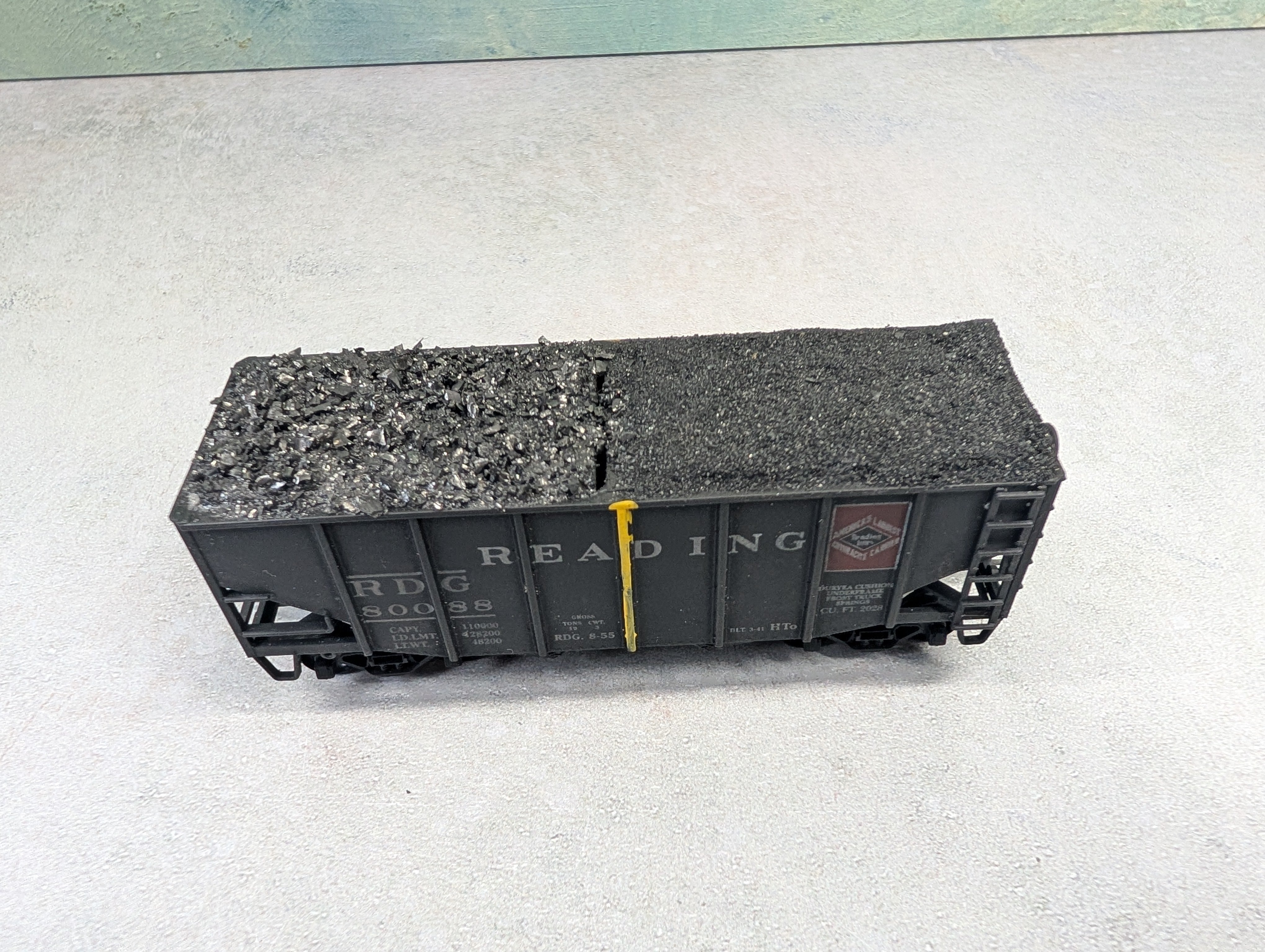 USED Stewart Hobbies HO Scale 2 Bay Open Hopper Reading RDG #80088 Weathered, Split Coal Loads