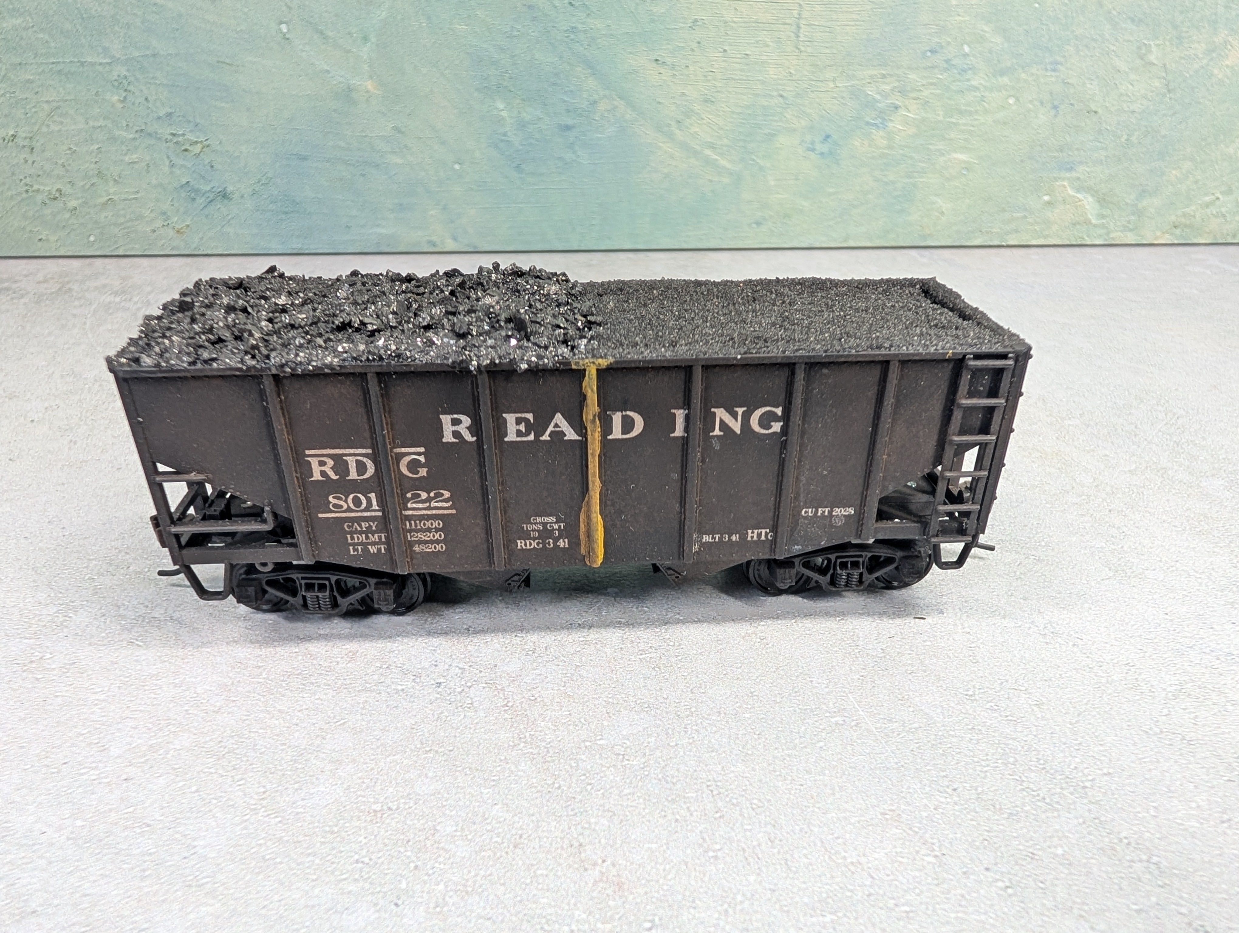 USED Stewart Hobbies HO Scale 2 Bay Open Hopper Reading RDG #80122 Weathered, Split Coal Loads