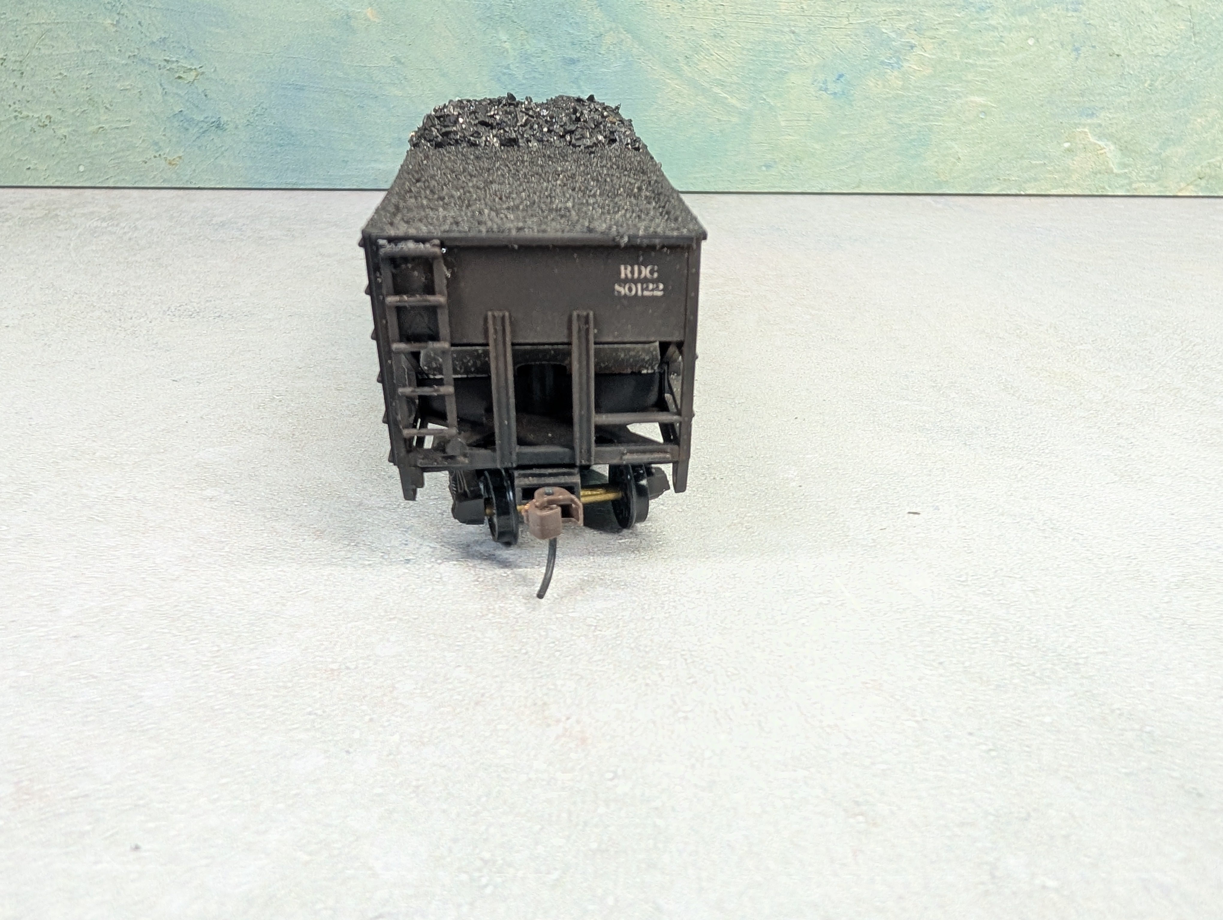 USED Stewart Hobbies HO Scale 2 Bay Open Hopper Reading RDG #80122 Weathered, Split Coal Loads