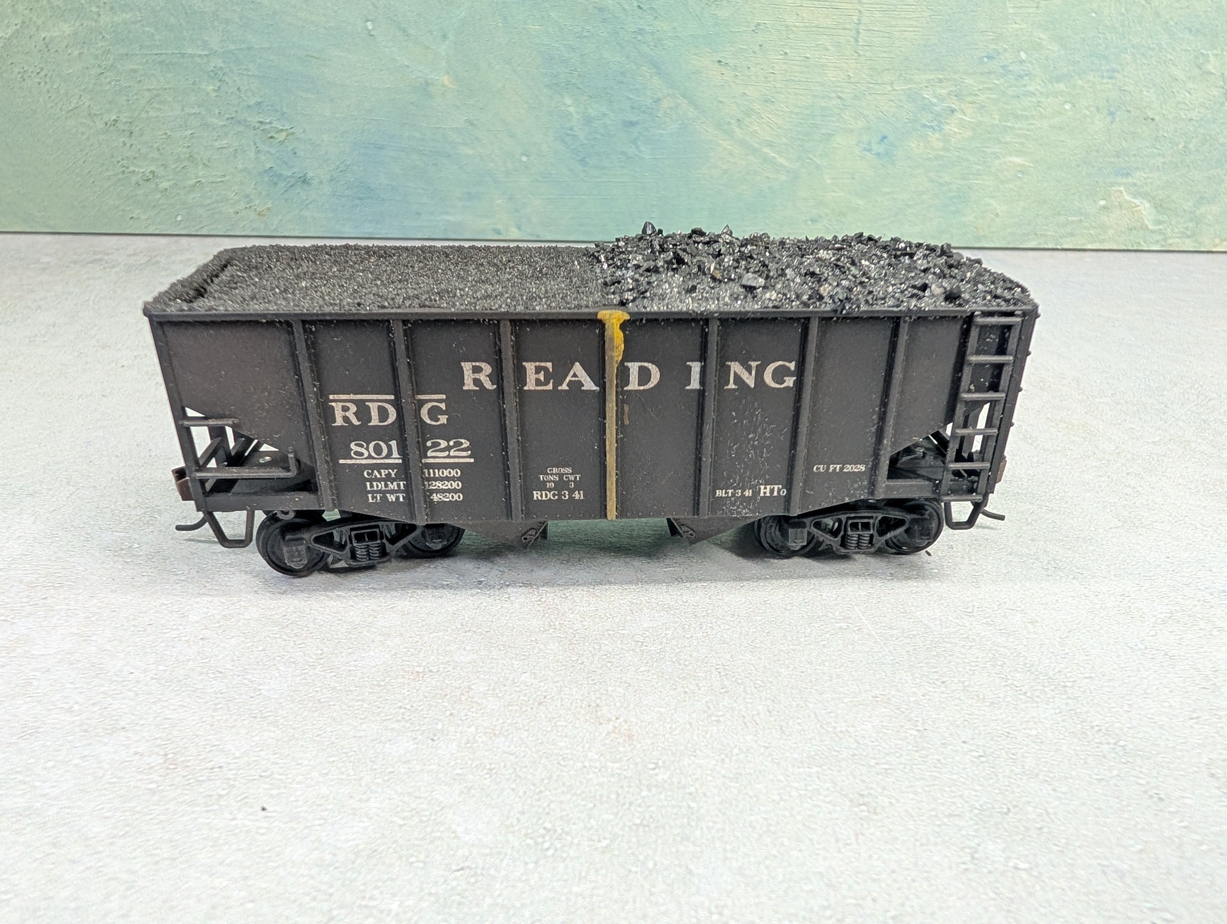 USED Stewart Hobbies HO Scale 2 Bay Open Hopper Reading RDG #80122 Weathered, Split Coal Loads