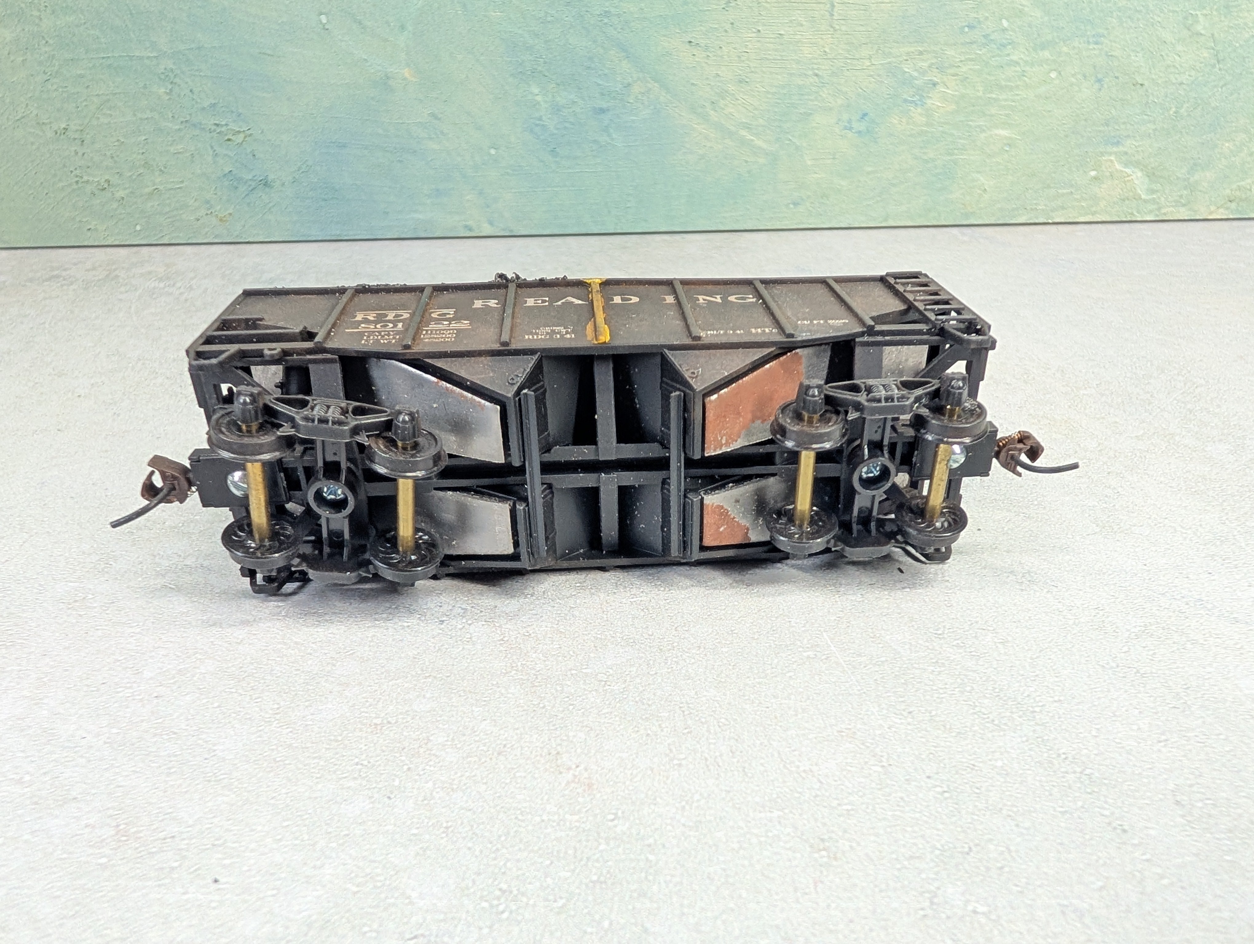 USED Stewart Hobbies HO Scale 2 Bay Open Hopper Reading RDG #80122 Weathered, Split Coal Loads