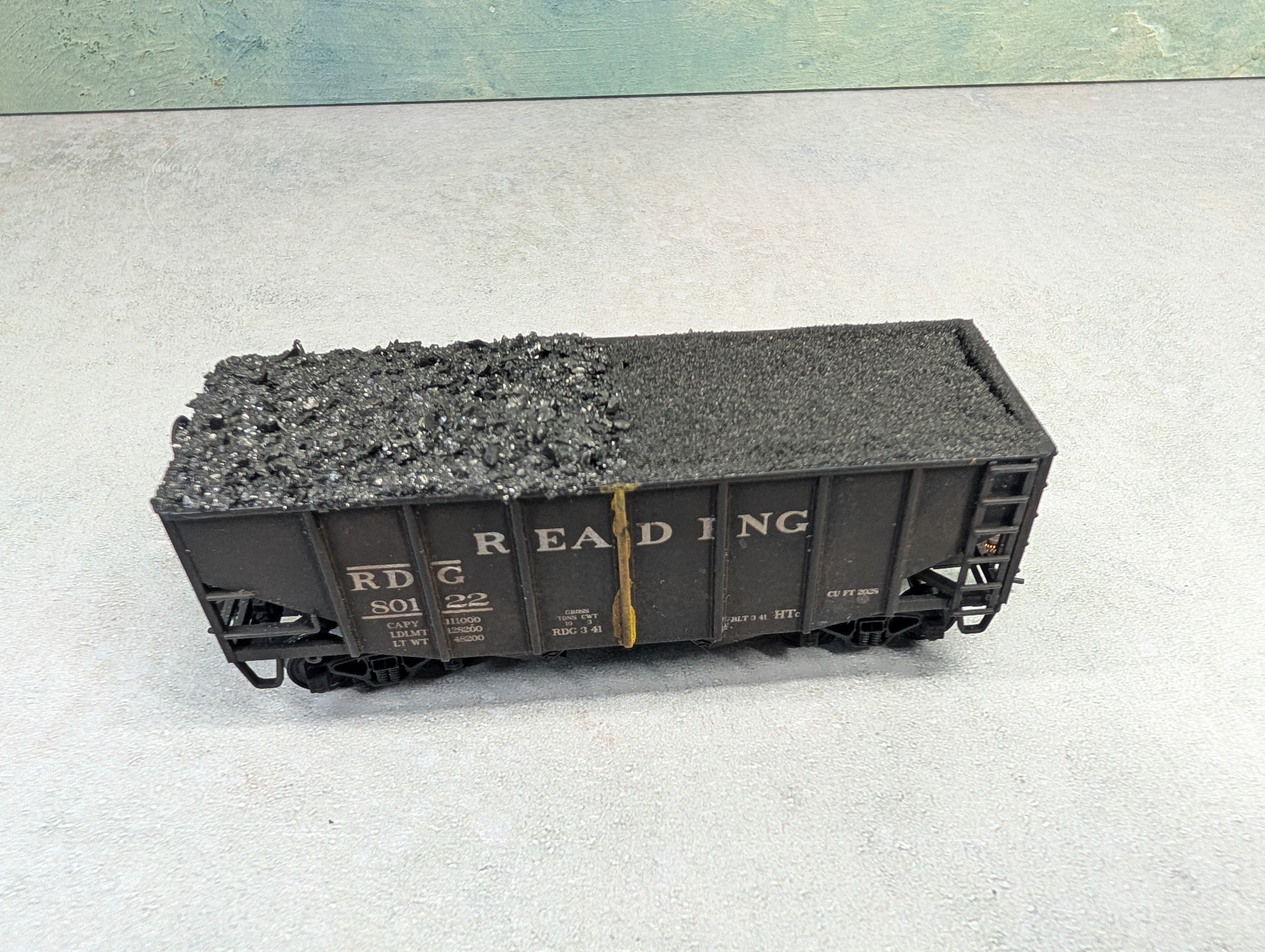 USED Stewart Hobbies HO Scale 2 Bay Open Hopper Reading RDG #80122 Weathered, Split Coal Loads