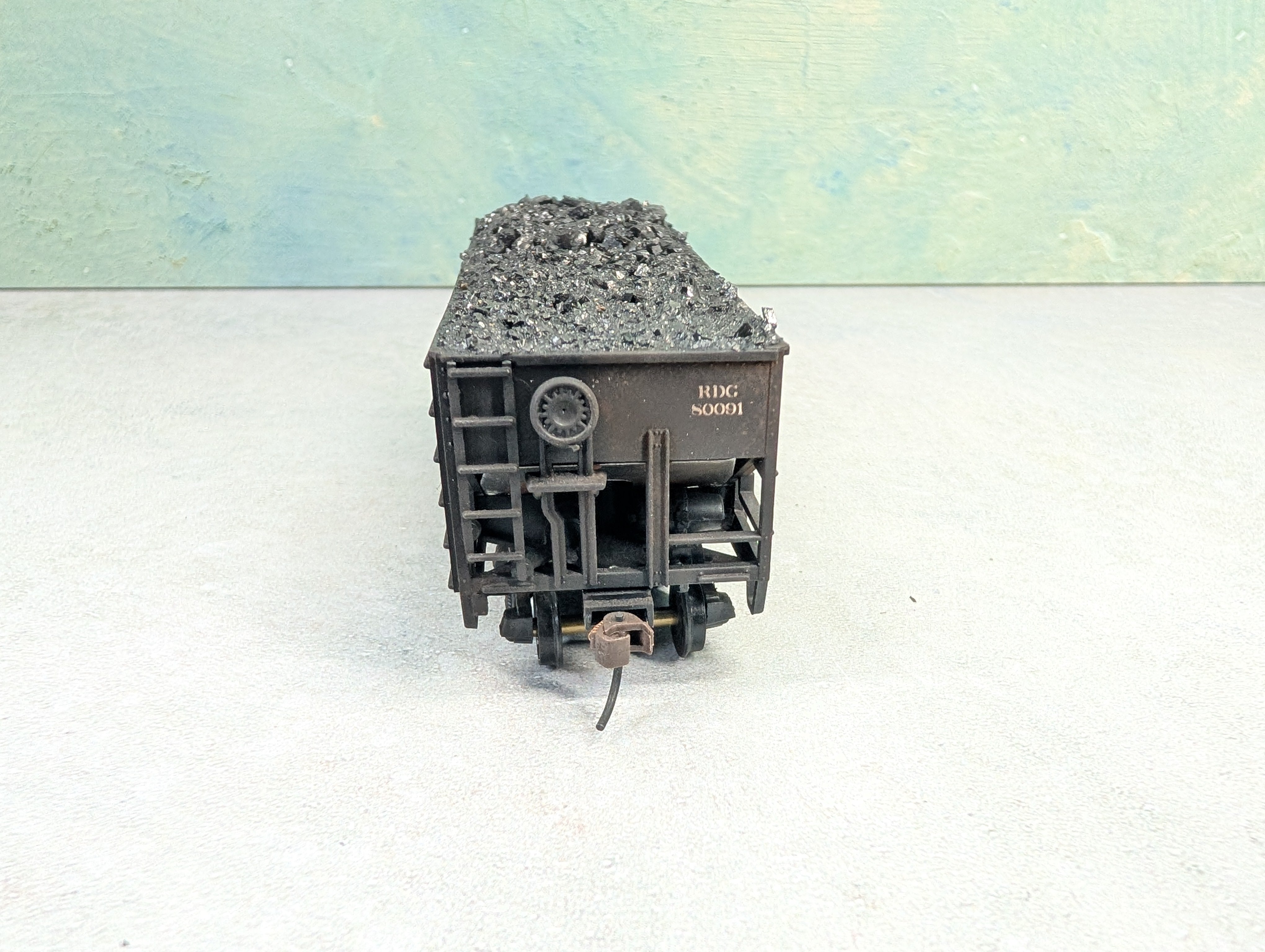 USED Stewart Hobbies HO Scale 2 Bay Open Hopper Reading RDG #80091 Weathered, Split Coal Loads