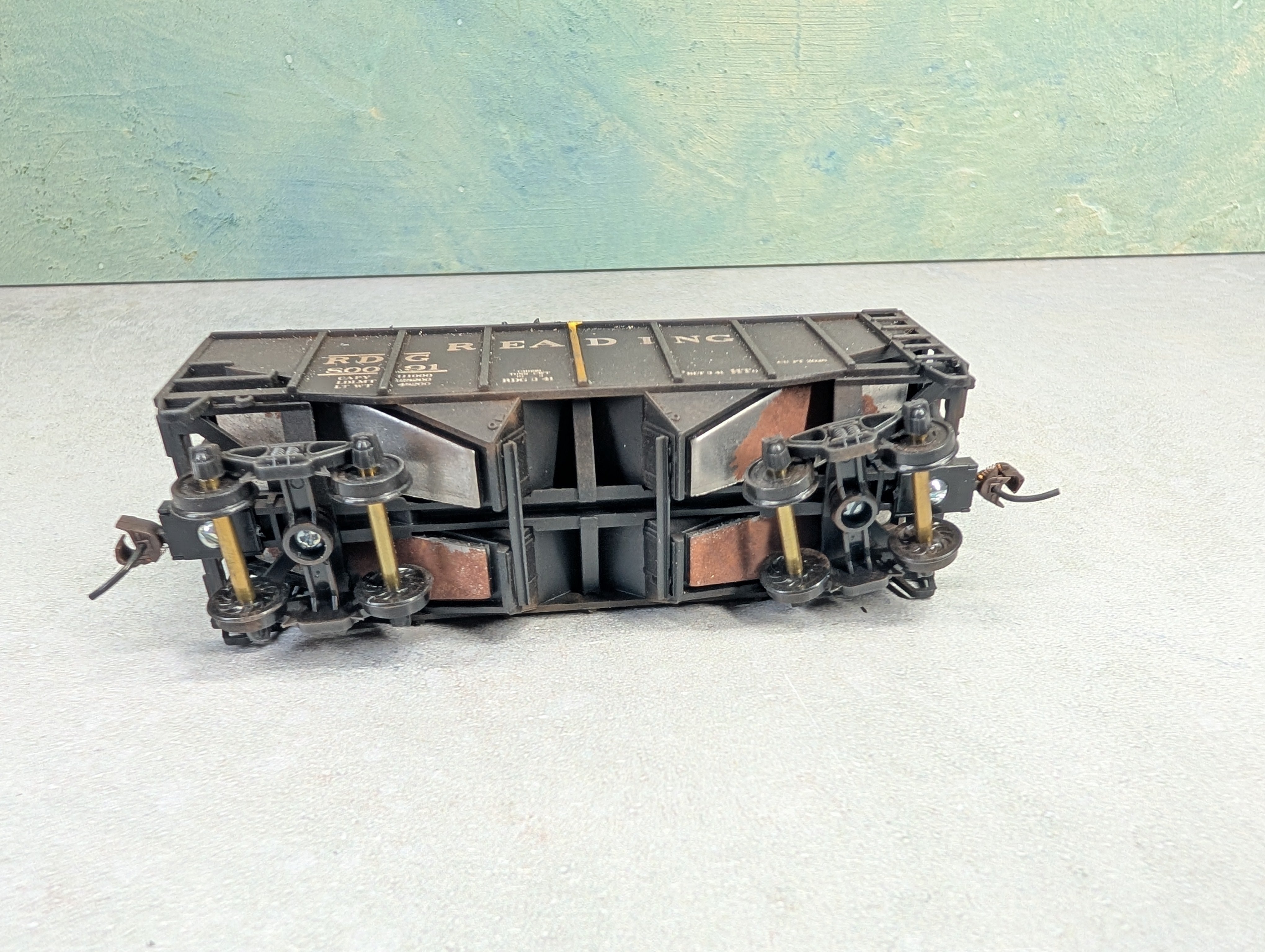 USED Stewart Hobbies HO Scale 2 Bay Open Hopper Reading RDG #80091 Weathered, Split Coal Loads