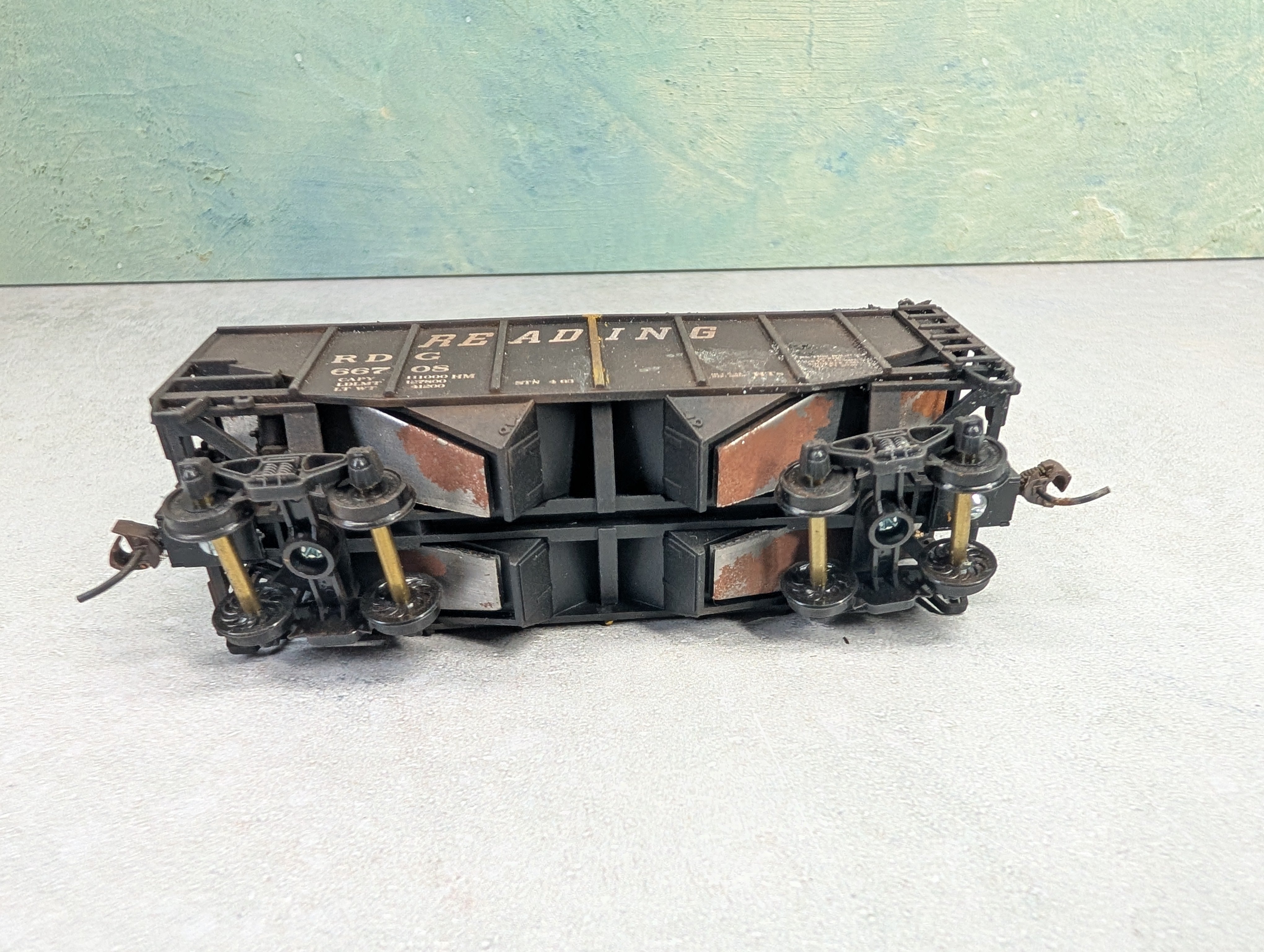 USED Stewart Hobbies HO Scale 2 Bay Open Hopper Reading RDG #66708 Weathered, Split Coal Loads