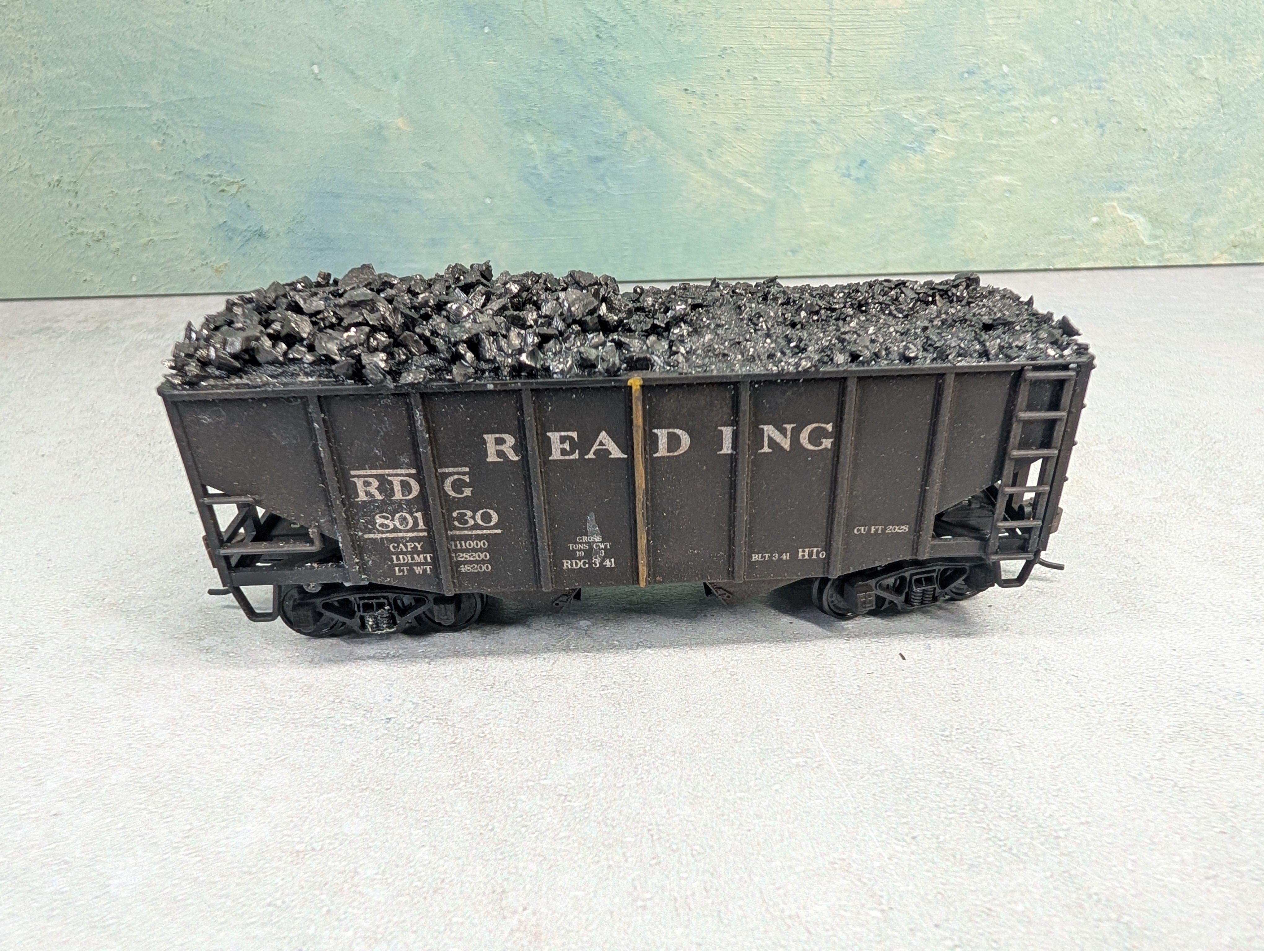 USED Stewart Hobbies HO Scale 2 Bay Open Hopper Reading RDG #80130 Weathered, Split Coal Loads
