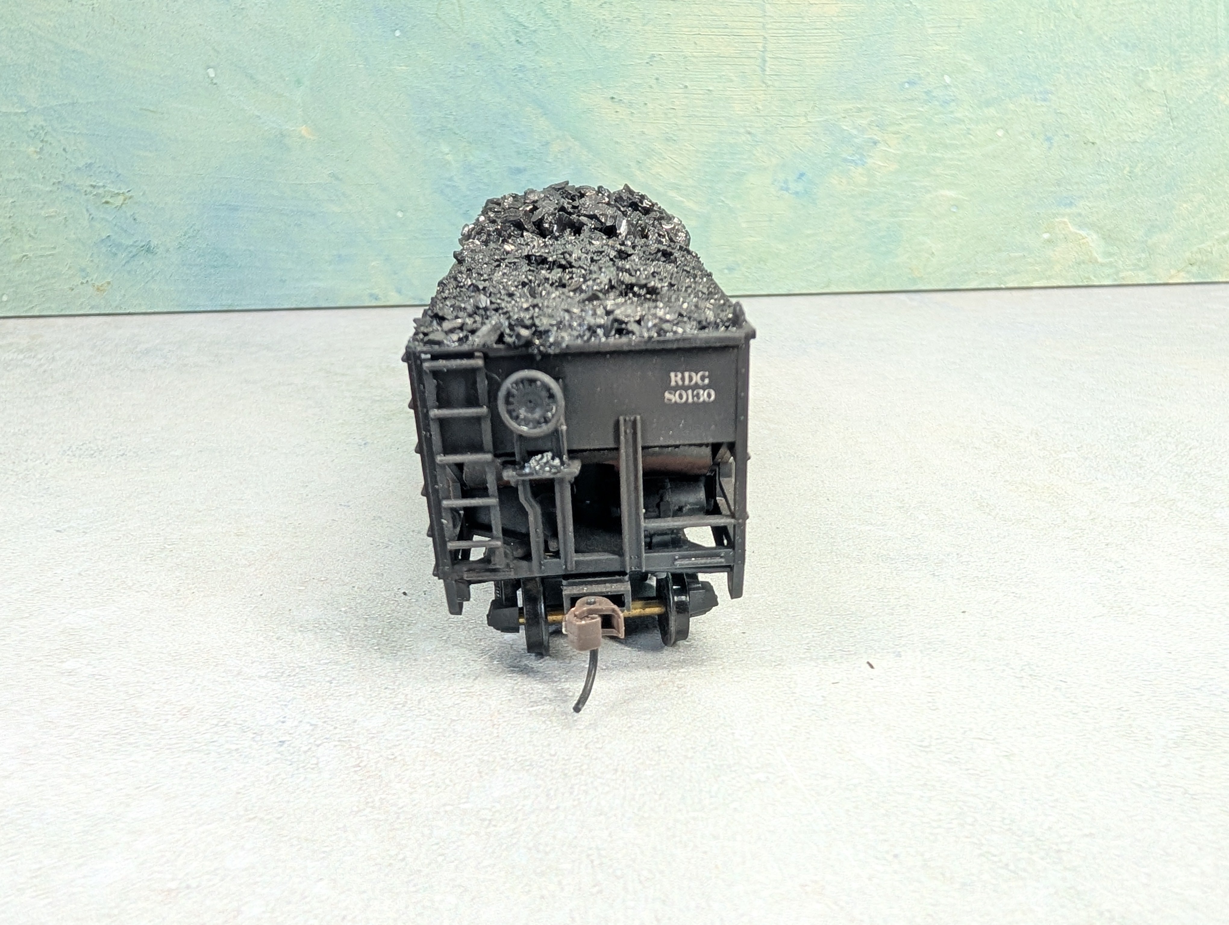 USED Stewart Hobbies HO Scale 2 Bay Open Hopper Reading RDG #80130 Weathered, Split Coal Loads