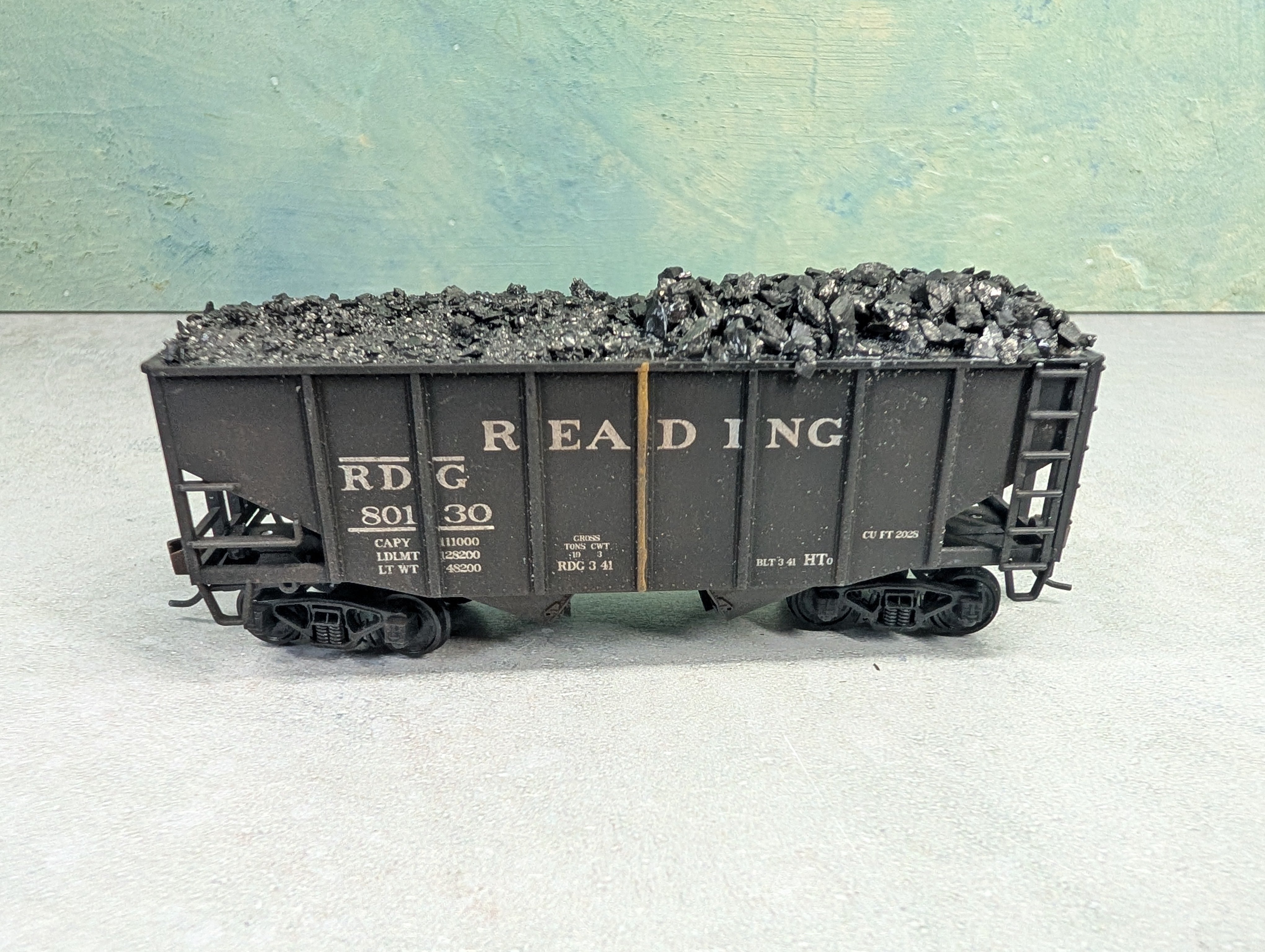 USED Stewart Hobbies HO Scale 2 Bay Open Hopper Reading RDG #80130 Weathered, Split Coal Loads