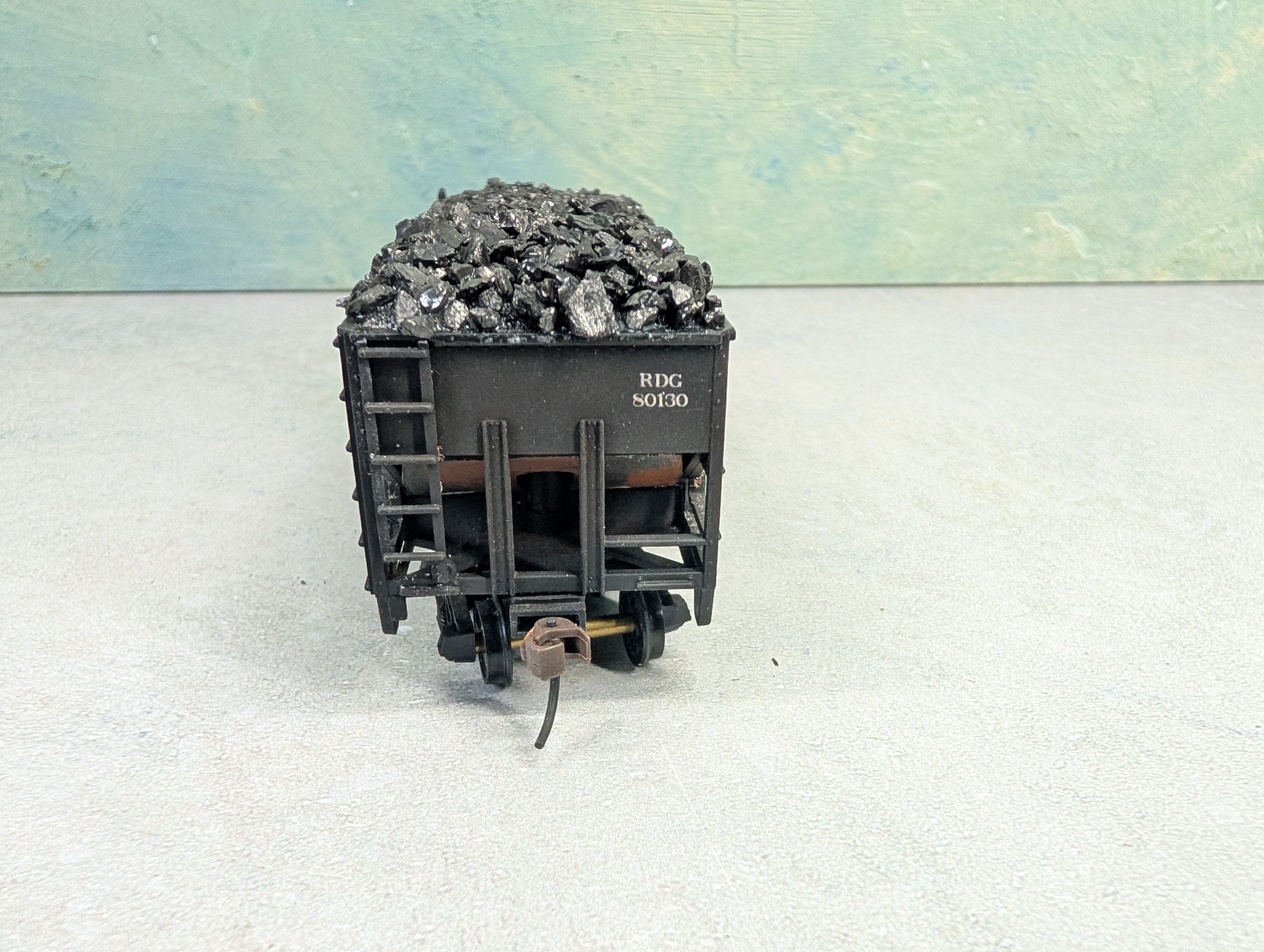 USED Stewart Hobbies HO Scale 2 Bay Open Hopper Reading RDG #80130 Weathered, Split Coal Loads