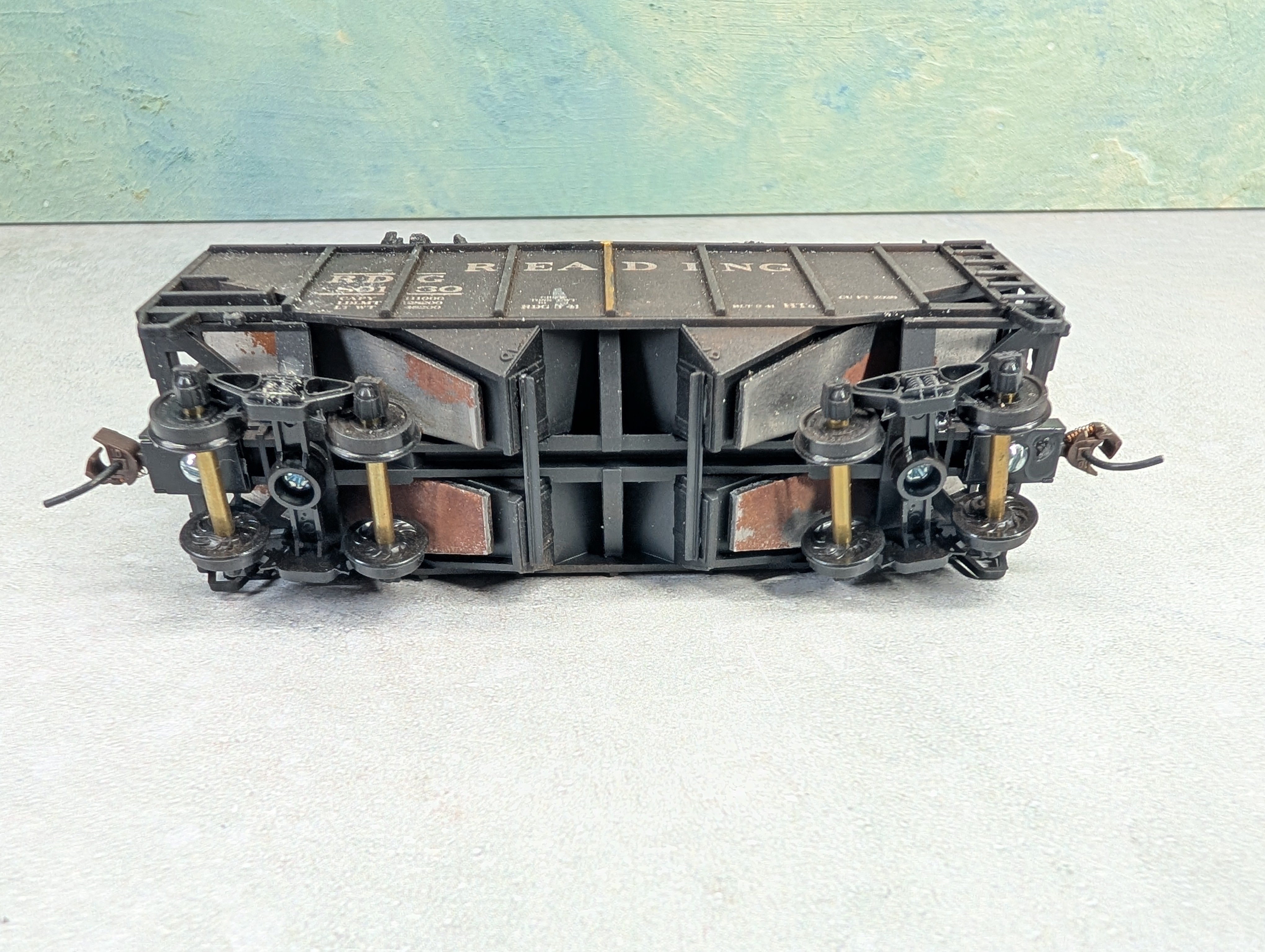 USED Stewart Hobbies HO Scale 2 Bay Open Hopper Reading RDG #80130 Weathered, Split Coal Loads