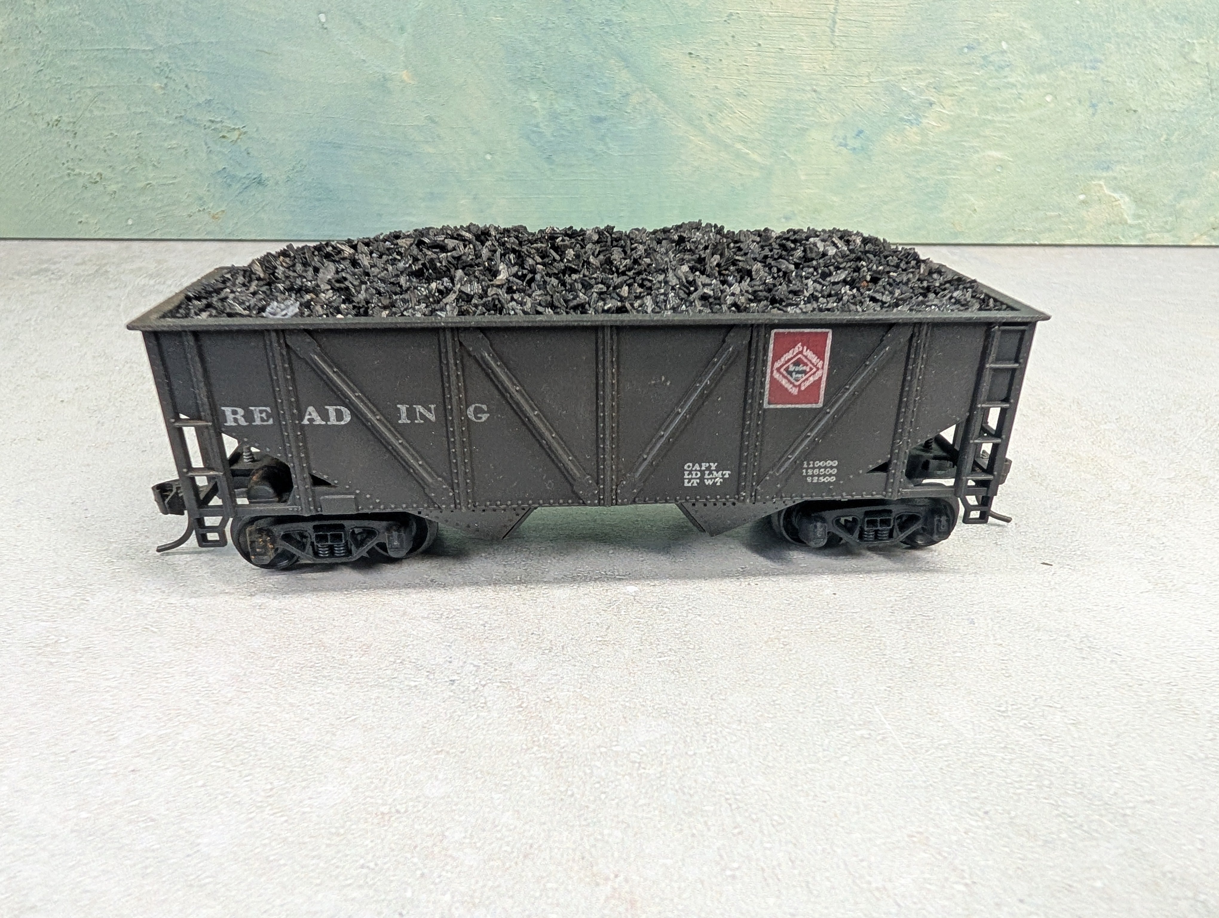 USED Mantua HO Scale 2 Bay Open Hopper Reading Weathered w/ Coal Load