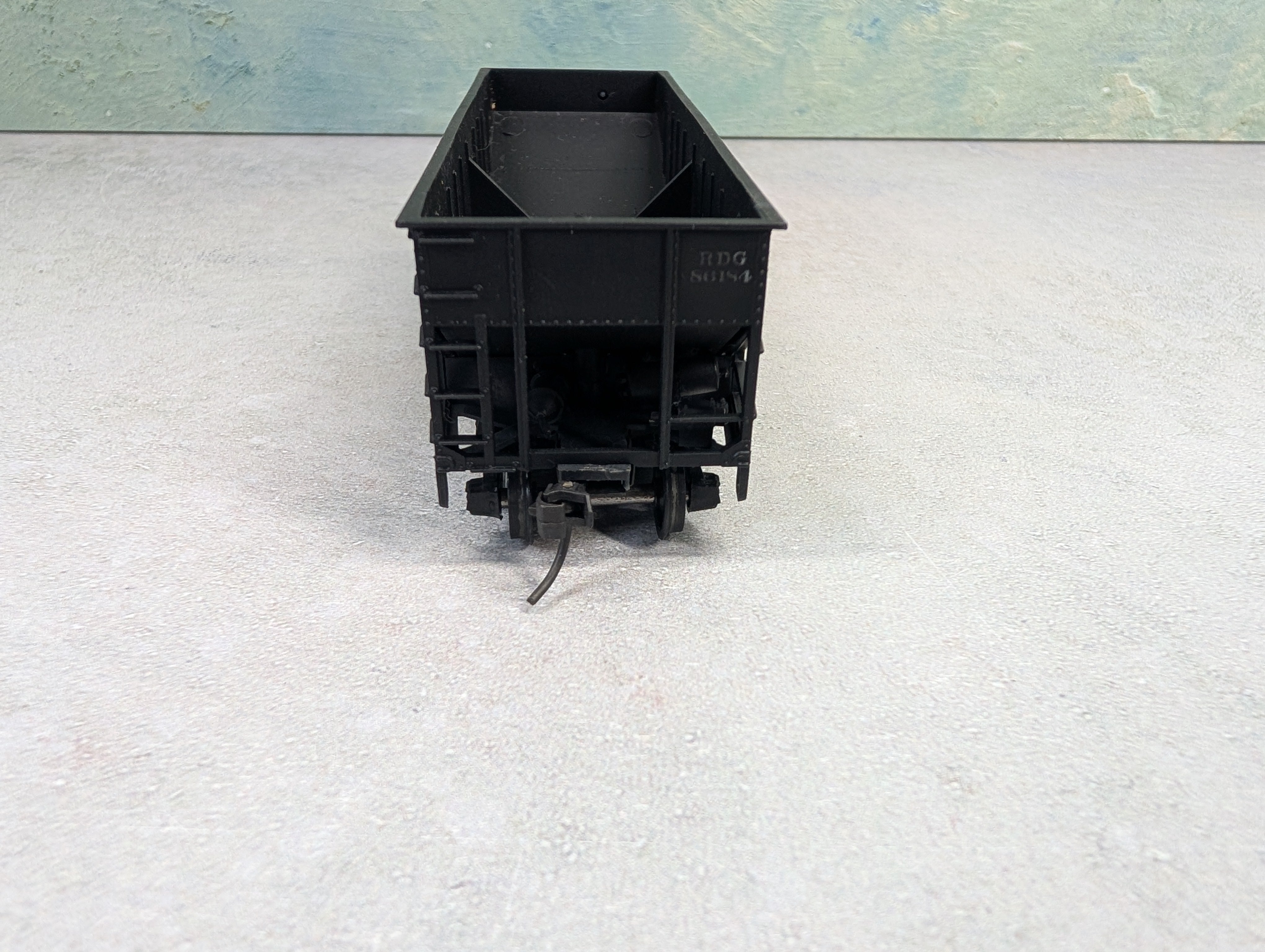 USED Athearn HO Scale 2 Bay Open Hopper Reading RDG #86184 Weathered