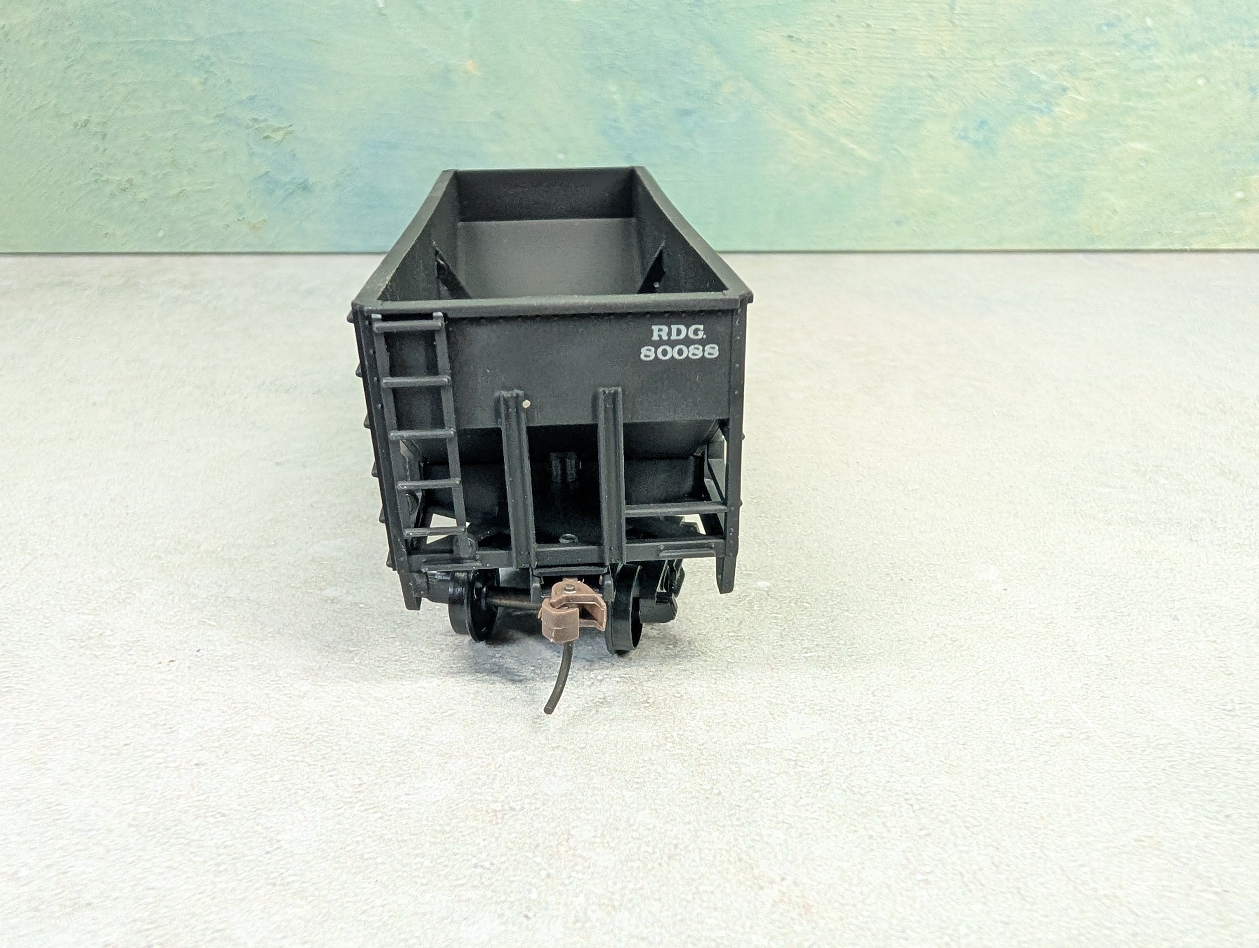 USED Stewart Hobbies HO Scale 2 Bay Open Hopper Reading RDG #80088 Weathered