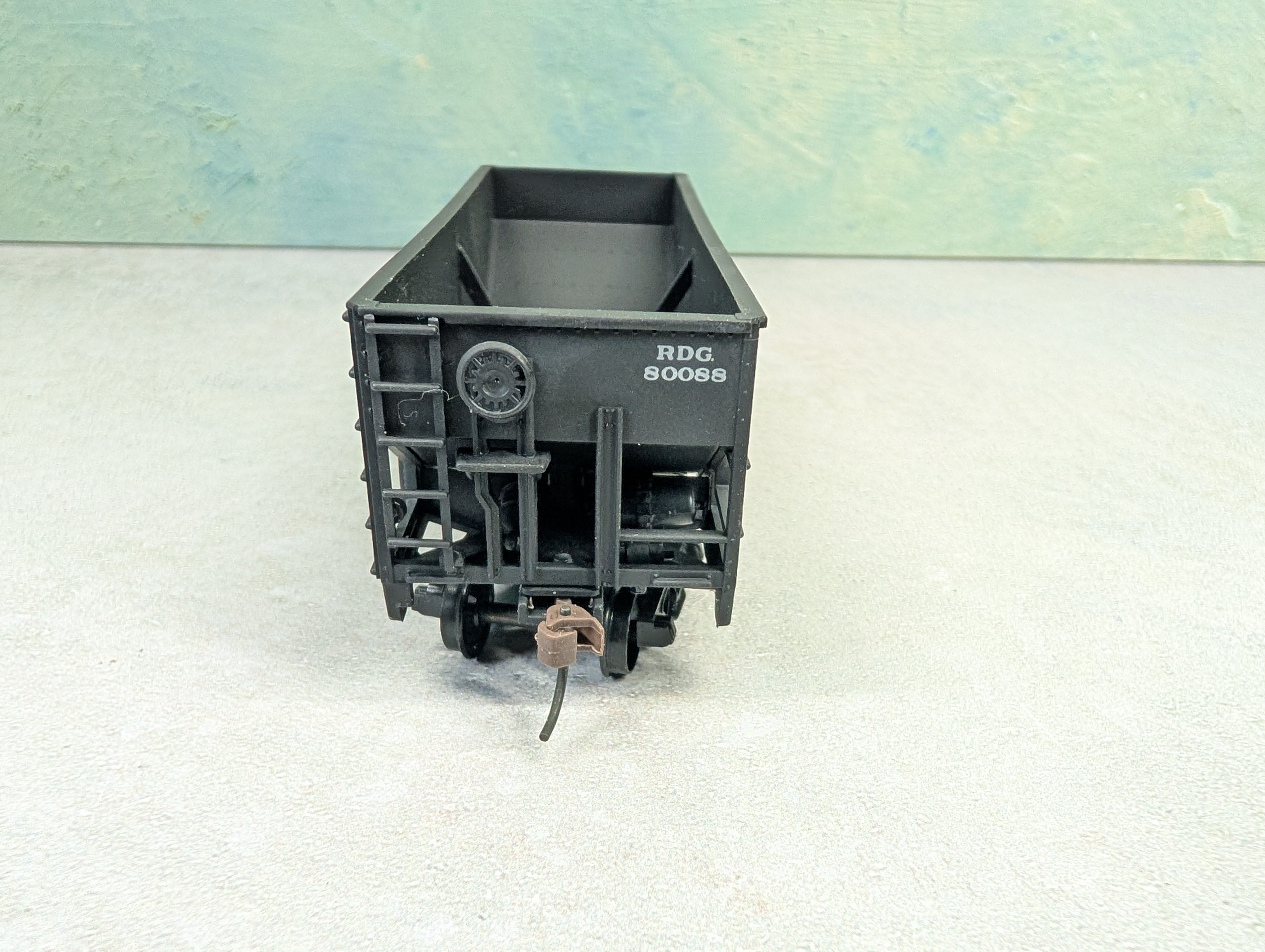 USED Stewart Hobbies HO Scale 2 Bay Open Hopper Reading RDG #80088 Weathered