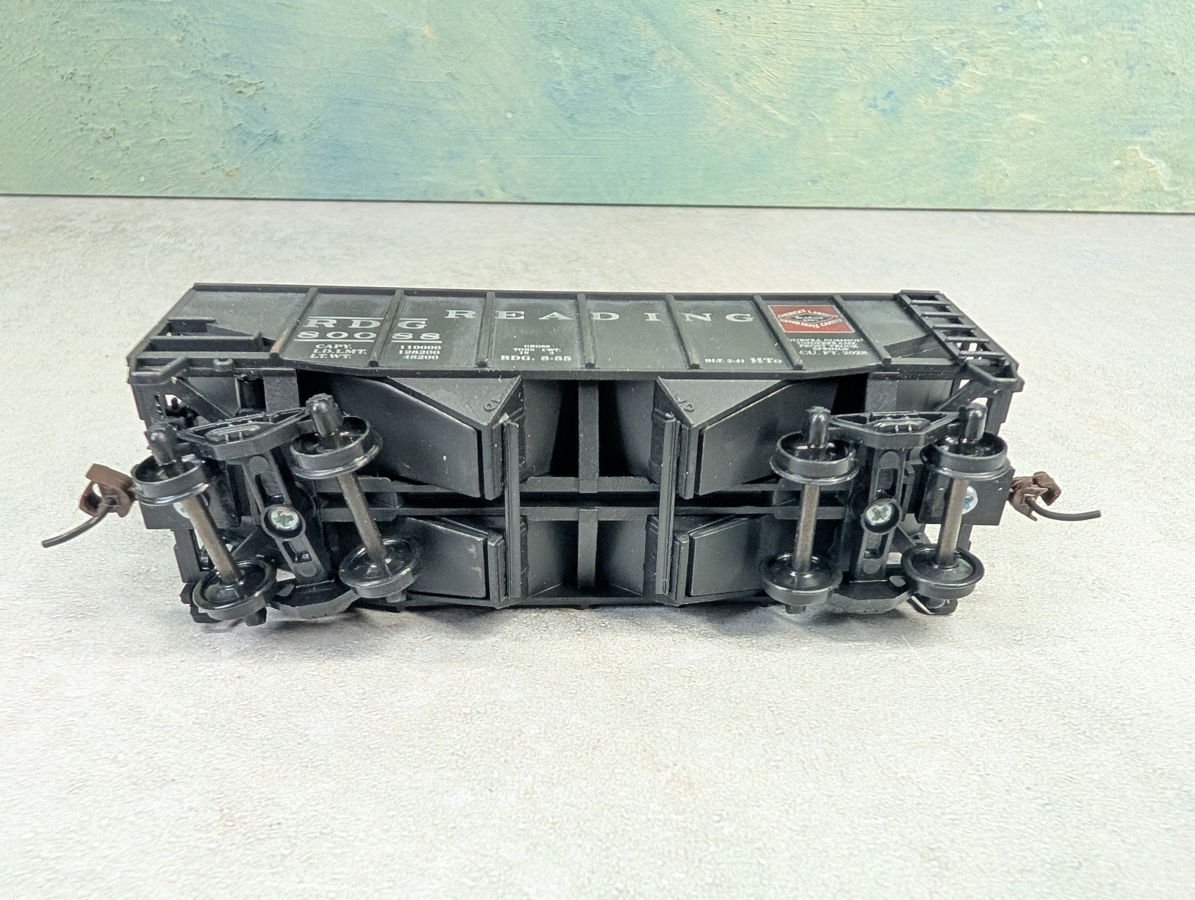 USED Stewart Hobbies HO Scale 2 Bay Open Hopper Reading RDG #80088 Weathered