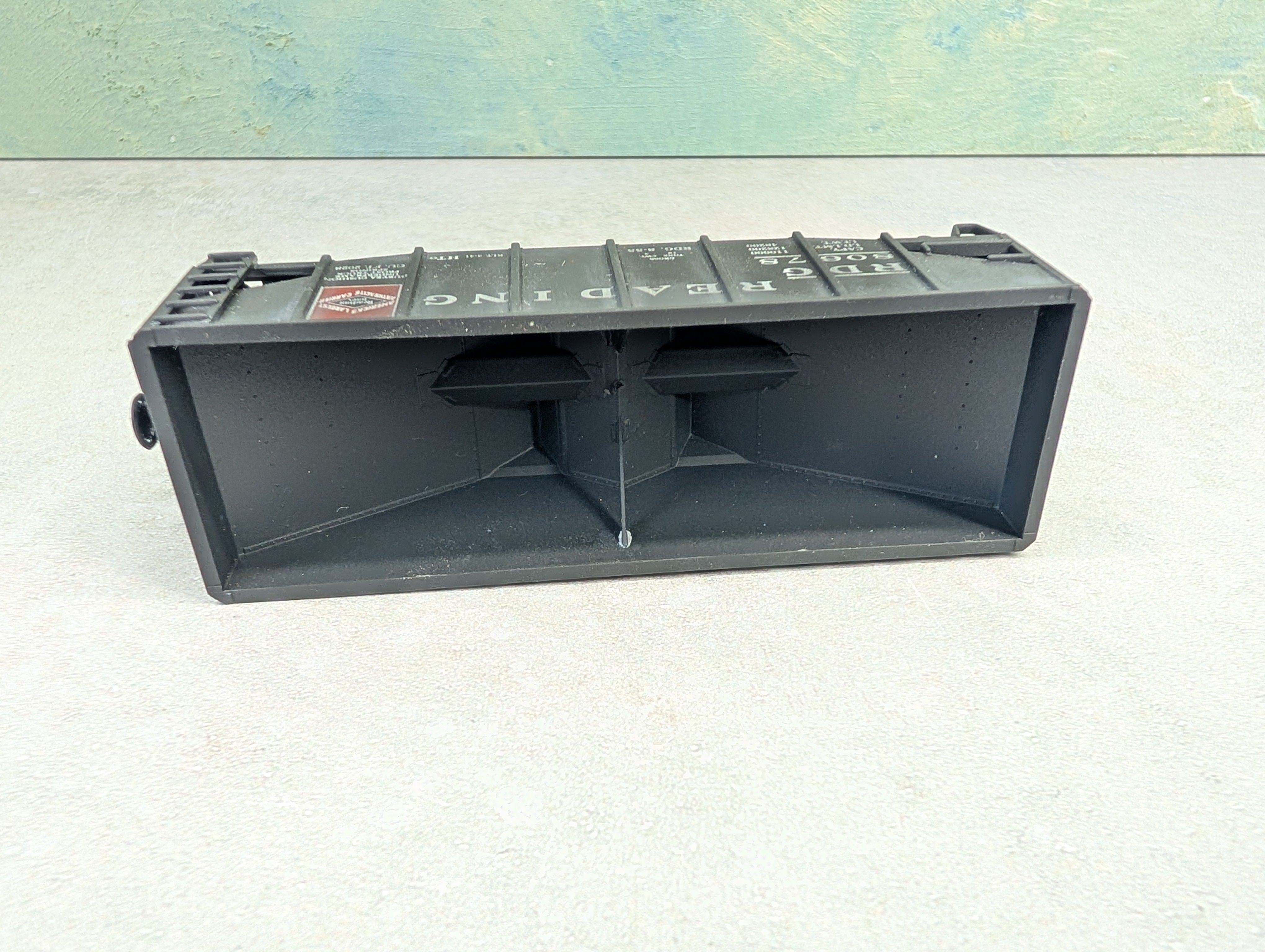 USED Stewart Hobbies HO Scale 2 Bay Open Hopper Reading RDG #80678 Weathered