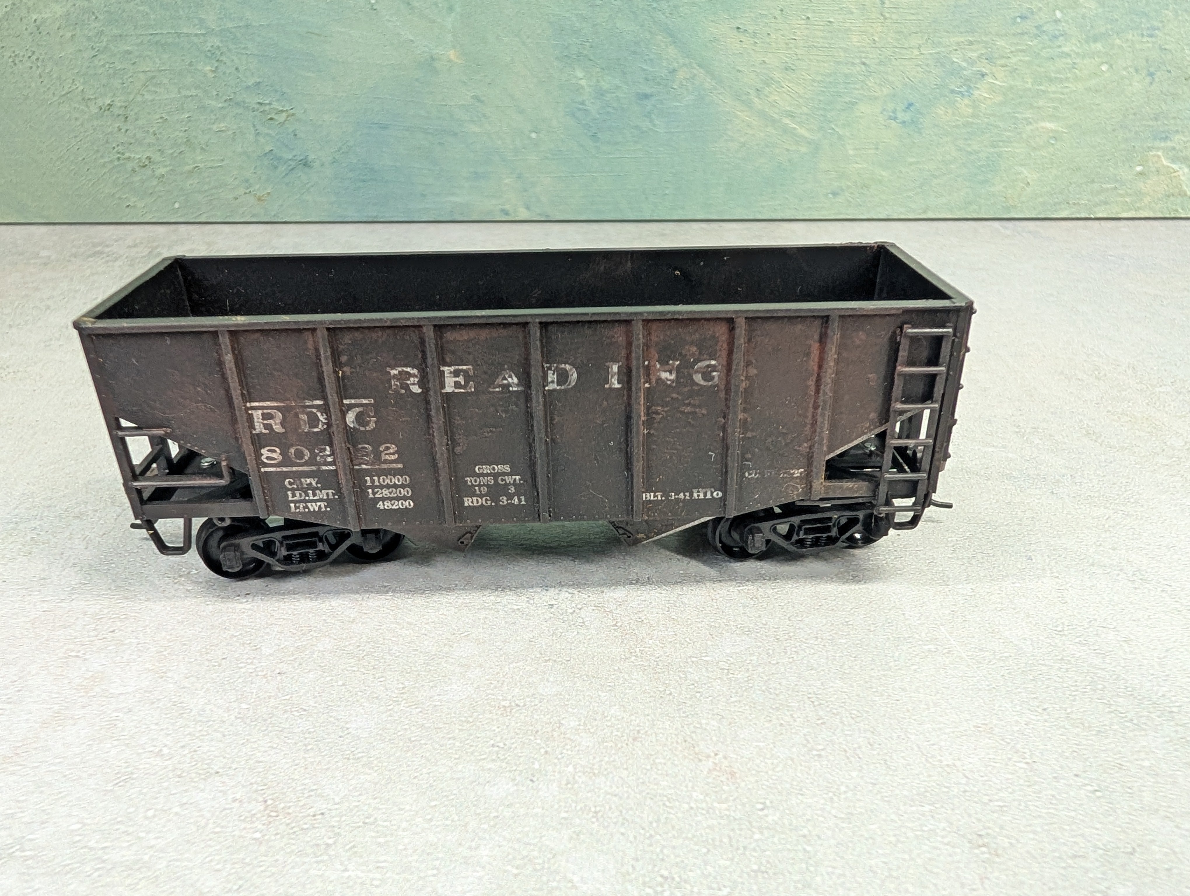 USED Stewart Hobbies HO Scale 2 Bay Open Hopper Reading RDG #80262 Weathered